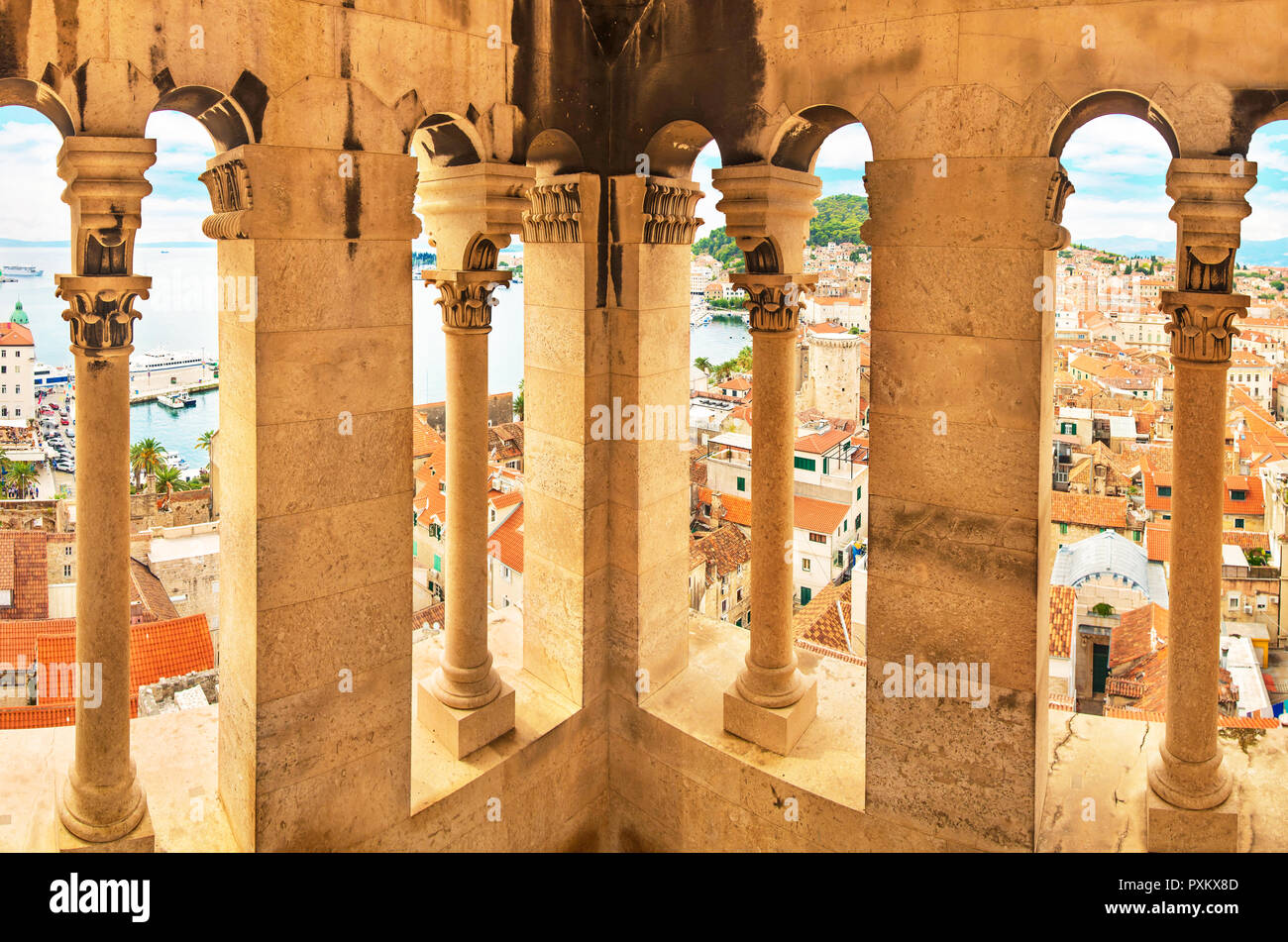 Blick auf die Altstadt von Split und Port vom Glockenturm der Kathedrale des Heiligen Domnius mit Spalten auf Sommer Tag, Split, Dalmatien, Kroatien, Roman Stockfoto