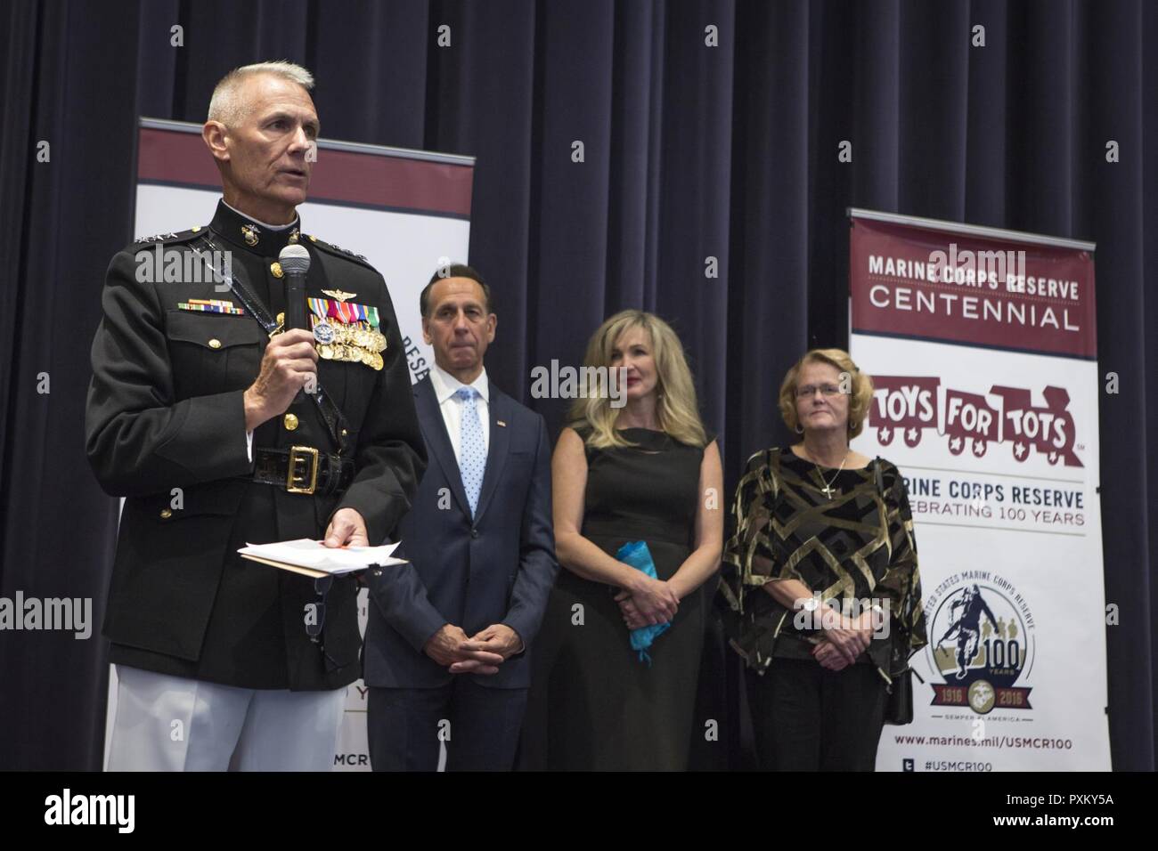 Us Marine Corps Generalleutnant Rex C. McMillian, Commander, U.S. Marine Corps Forces finden und Marine Northern Command gibt Erläuterungen bei einem Empfang vor einem Abend Parade bei Marine Barracks Washington, Washington, D.C., 2. Juni 2017. Abend Paraden sind als Mittel zur Einhaltung der hohen Beamten statt, verehrte Bürger und Förderer des Marine Corps. Stockfoto