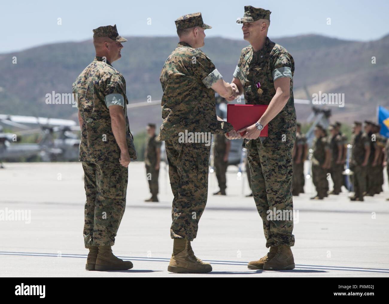 Us Marine Corps Oberstleutnant Robert Weingart, ausgehende kommandierender Offizier der Marine Light Attack Helicopter Training Squadron 467 erhält die Meritorious Service Award beim Befehl Zeremonie an Bord der Marine Corps Air Station Camp Pendleton, Calif. Juni 9, 2017. Oberstleutnant Weingart diente als Kommandierender Offizier der Einheit von Dez. 2015 bis Juni 2017. Stockfoto