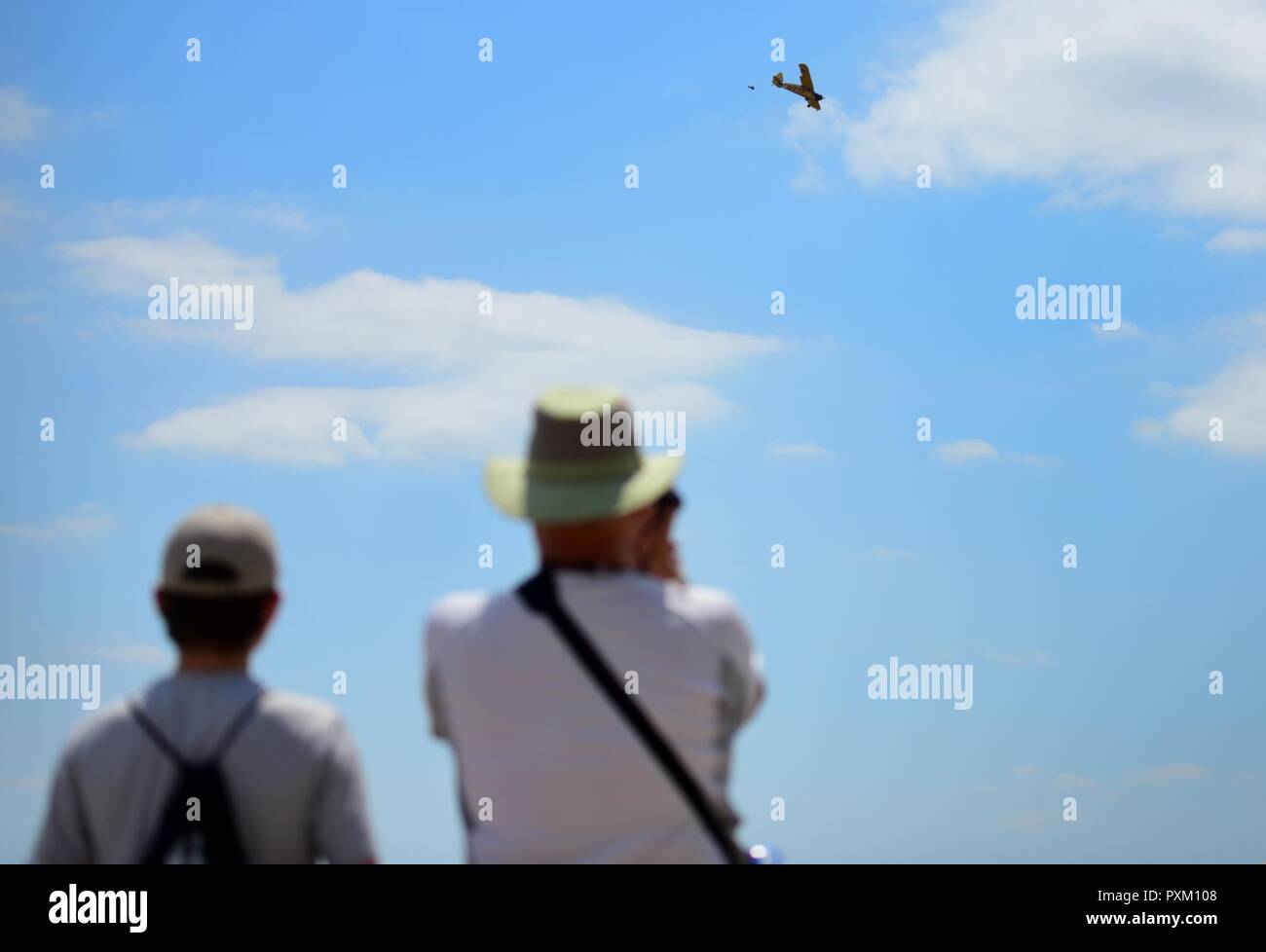 Zuschauer ein Foto von einer Antenne Demonstration während der Flügel über Whiteman air show in Whiteman Air Force Base, Mo, 10. Juni 2017 zu erfassen. Der Pilot, Kent Pietsch, In-flight Tricks mit dem 37 Fuß Spannweite Flugzeug durchgeführt, die Interstate Kadett. Stockfoto