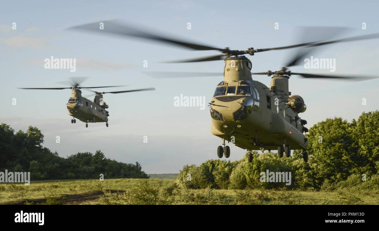 Bild: US 12 Combat Aviation Brigade Chinook Hubschrauber nehmen Sie gemeinsame Albanischen und UK Aerial Assault Ausbildung während der Übung Noble Springen 17, in Cincu Rumänien zu führen. Übung Noble Jump ist ein Meilenstein für die NATO dieses Jahr, da es die erste große Übung, in der bedeutende Kräfte und ihre Anlagen in ganz Europa bewegt werden, um die Fähigkeit der Allianz zu schnell Kräfte, wo sie gebraucht werden, um zu verhindern, dass Konflikte bereitstellen zu demonstrieren repräsentiert Stockfoto