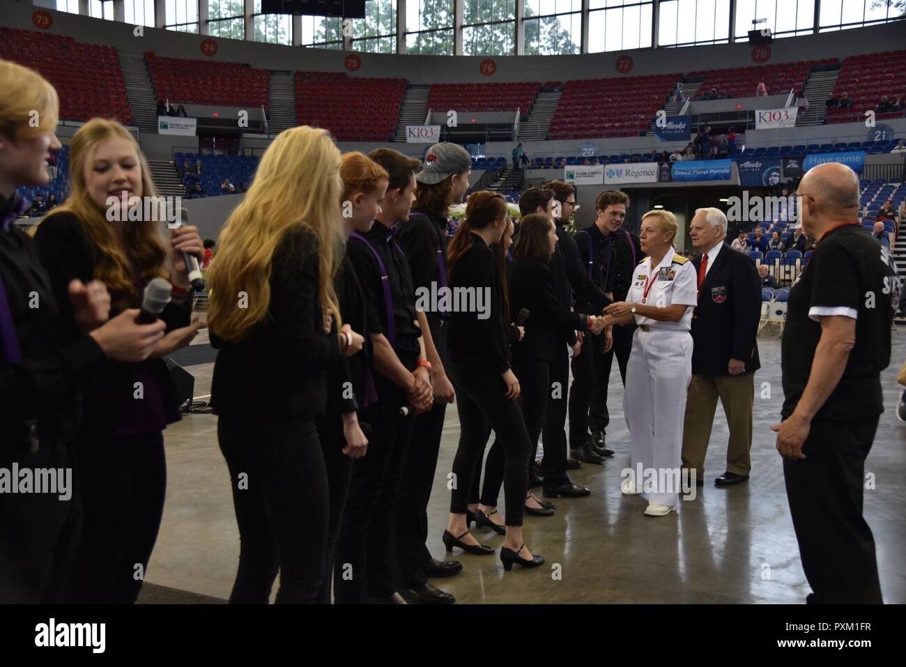 4 PORTLAND, Erz (10. Juni 2017) Vice Adm. Nora Tyson, Kommandant der 3. US-Flotte, grüßt Portland High School Chor Sänger am Veterans Memorial Coliseum vor dem Grand Floral Parade während Portland Rose Festival Flotte Woche 2017. Das festival und Portland Flotte Woche sind ein Fest der See mit Matrosen, Marines, und Küstenwache Mitglieder aus den USA und Kanada, die Stadt eine Anlaufstelle. Stockfoto