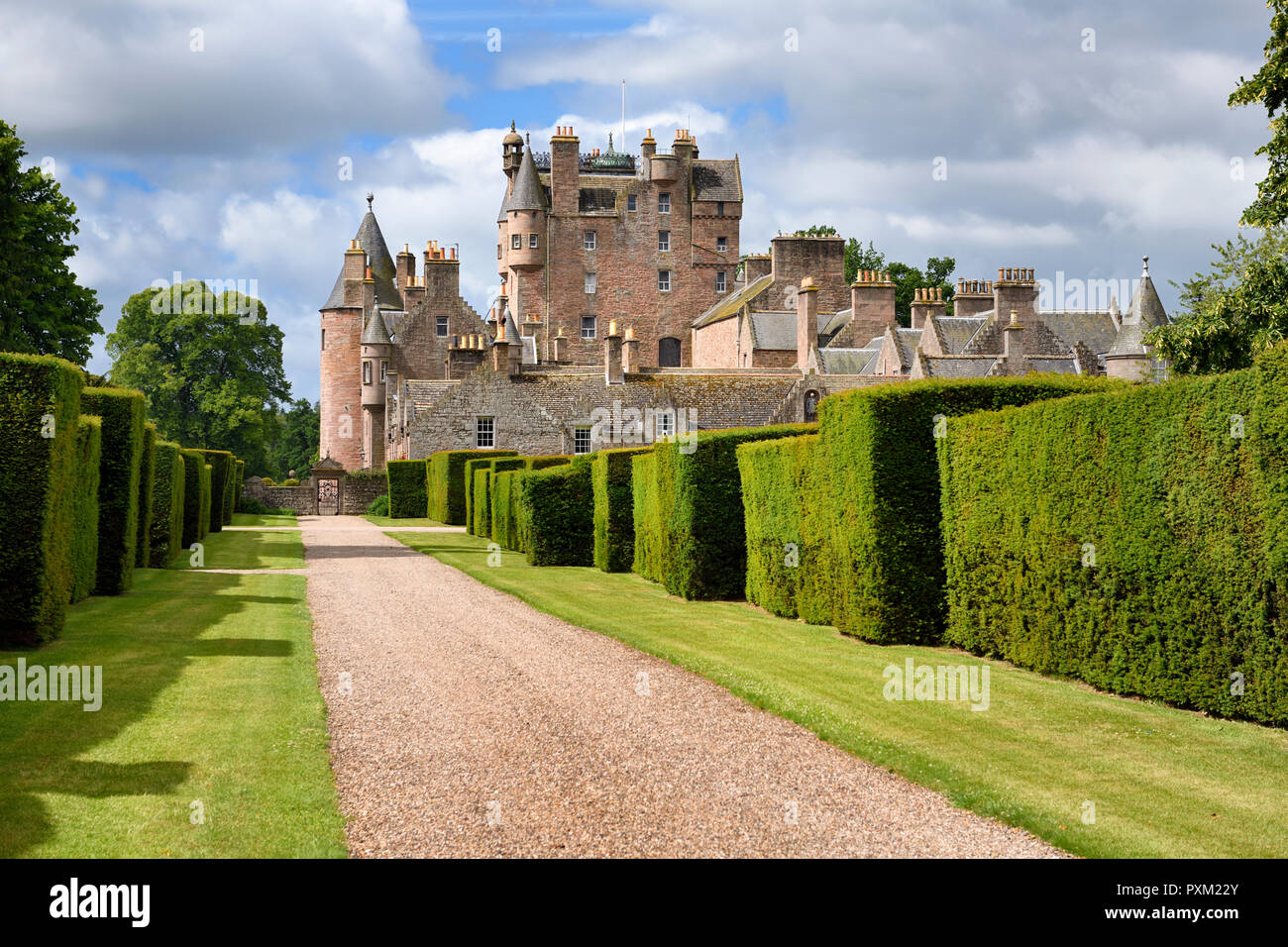 Red Stone Pfad mit Eibe hedges im Osten italienische Garten von Glamis Castle Startseite des Grafen und der Gräfin von Strathmore und Kinghorne Schottland Großbritannien Stockfoto