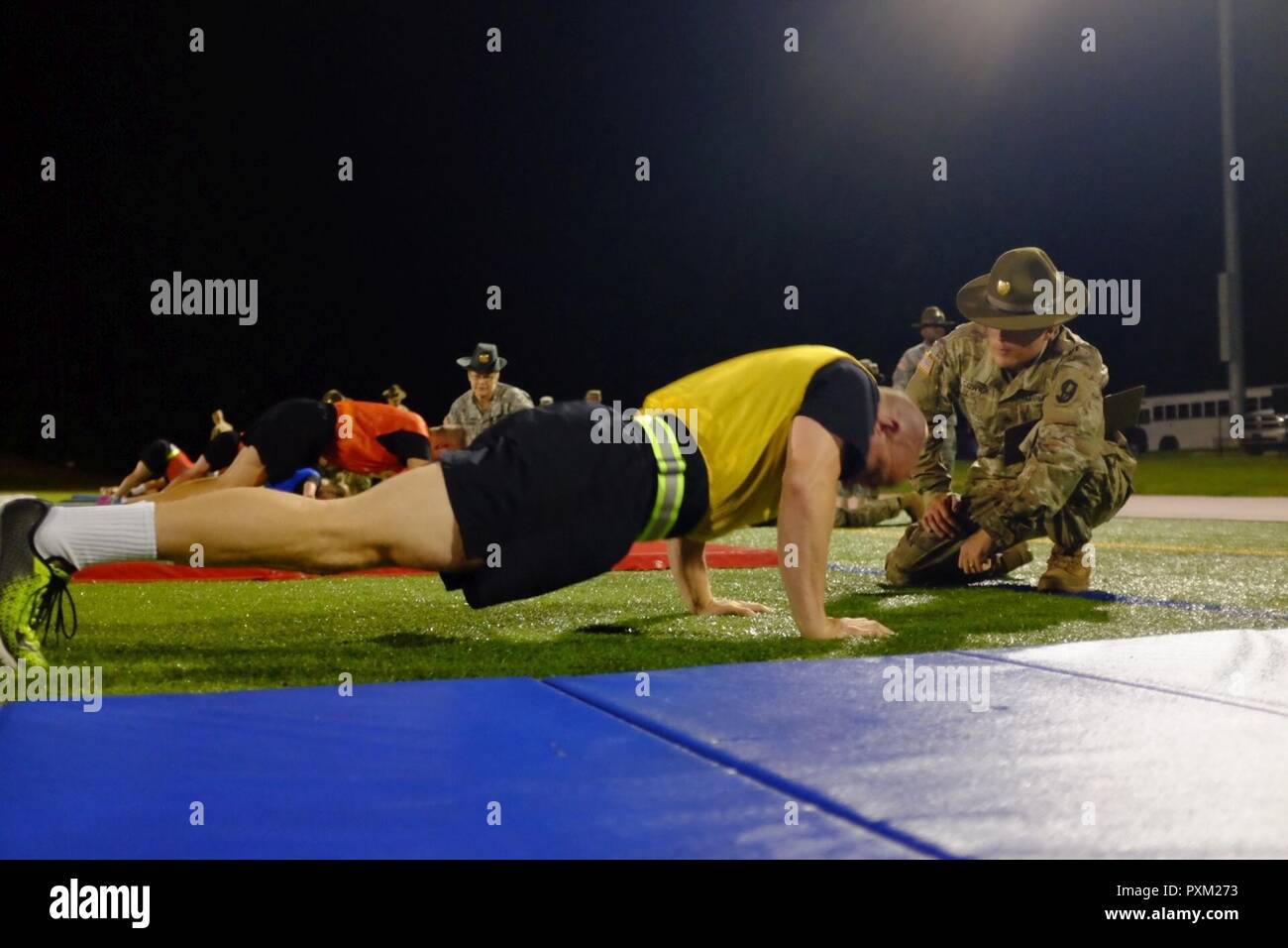 Ein U.S. Army Reserve Bester Krieger Kandidat konkurriert in der Push-up-Veranstaltung während der Armee körperliche Fitness Test bei der US-Army Reserve 2017 besten Krieger Wettbewerb in Fort Bragg, N.C., Juni 12. In diesem Jahr besten Krieger Wettbewerb bestimmen die oberen noncommissioned Officer und Junior Soldat Soldat der US-Armee finden in der Abteilung der Armee am besten Krieger Konkurrenz später dieses Jahr vertreten wird am Fort A.P. Hill, Virginia. Stockfoto