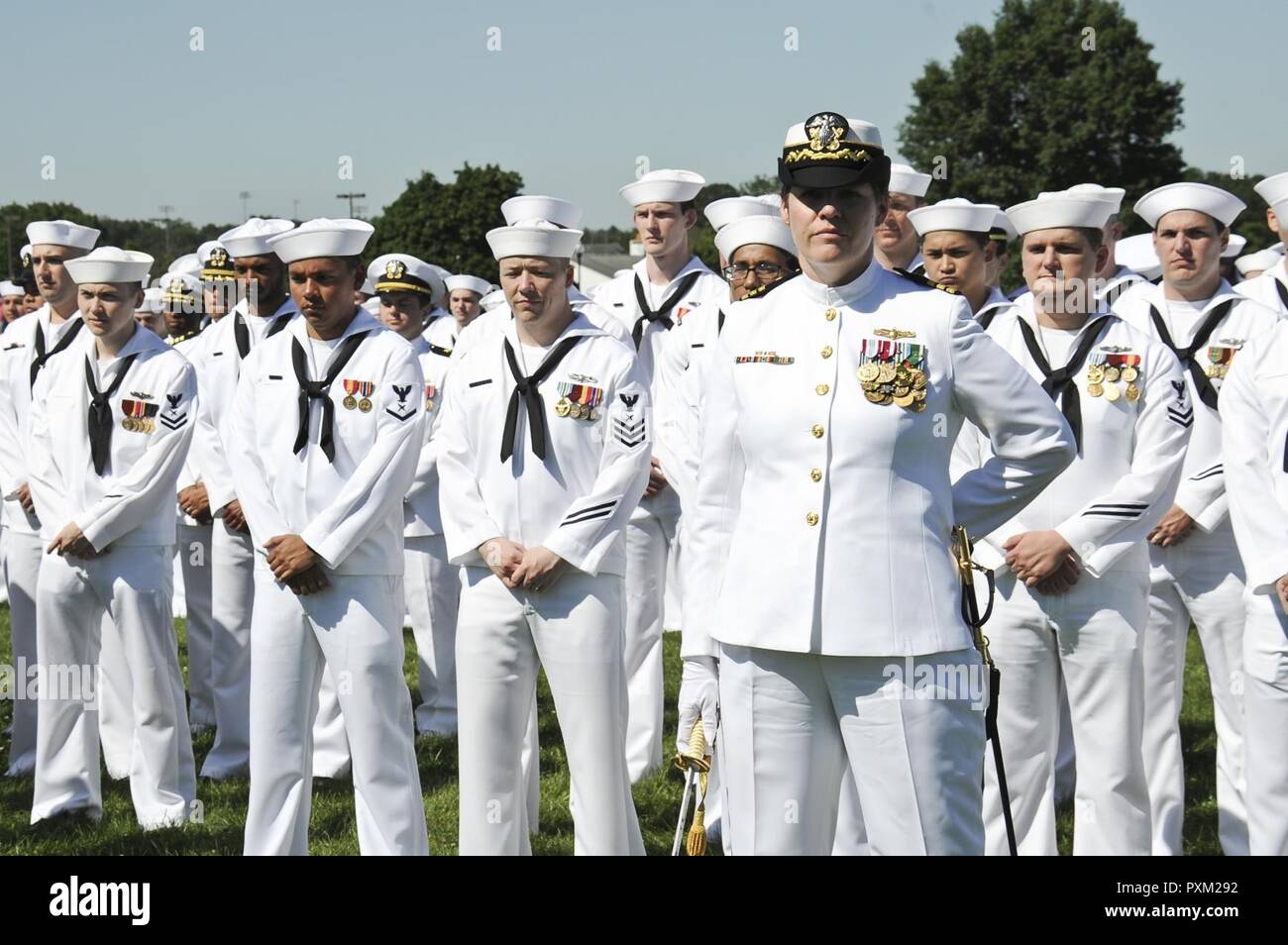 FORT GEORGE G. MEADE, Md (9. Juni 2017) - - Cmdr. Deborah Yusko, Commander, Cyber Streikaktionen (CSA) 63, steht an Parade Rest in Formation mit ihrem Segler bei einem Befehl Zeremonie an McGlachlin Parade Feld auf Fort George G. Meade, Md. Kapitän Joe Johnson statt entlastet Kapitän Jeffrey Scheidt als Kommandierender Offizier, CWG-6, früher Navy Information Operations Command Maryland. Die primäre Aufgabe der CWG-6 und untergeordnete Befehle ist der Cryptologic und damit im Zusammenhang stehender nachrichtendienstlicher Informationen zur Flotte, gemeinsame und nationale Befehlshaber sowie administrative und personelle Unterstützung zur Verfügung stellen zu D Stockfoto
