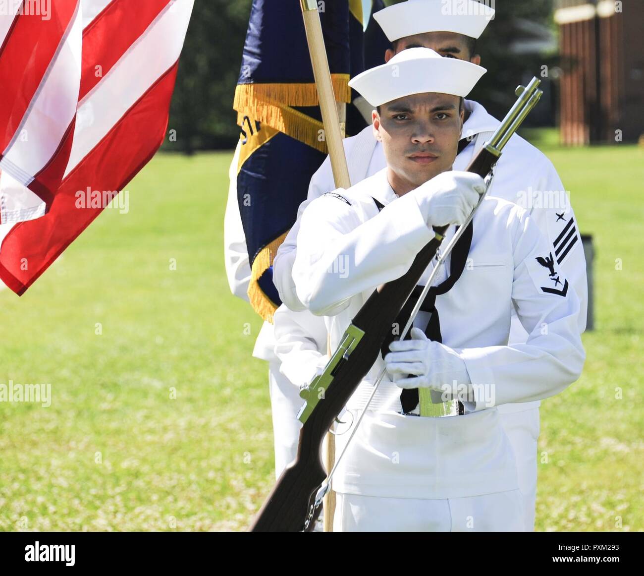 FORT GEORGE G. MEADE, Md (9. Juni 2017) - Petty Officer 3rd Class Francis Woods bereitet sein Gewehr vor PARADIEREN die Farben bei einem Befehl Zeremonie an McGlachlin Parade Feld auf Fort George G. Meade, Md. Kapitän Joe Johnson statt entlastet Kapitän Jeffrey Scheidt als Kommandierender Offizier, CWG-6, früher Navy Information Operations Command Maryland. Die primäre Aufgabe der CWG-6 ist CRYPTOLOGIC und damit im Zusammenhang stehender nachrichtendienstlicher Informationen zur Flotte, gemeinsame und nationale Befehlshaber sowie administrative und personelle Unterstützung zur Abteilung der Marine Mitglieder zum Fort Meade ar zugeordnet zur Verfügung zu stellen Stockfoto