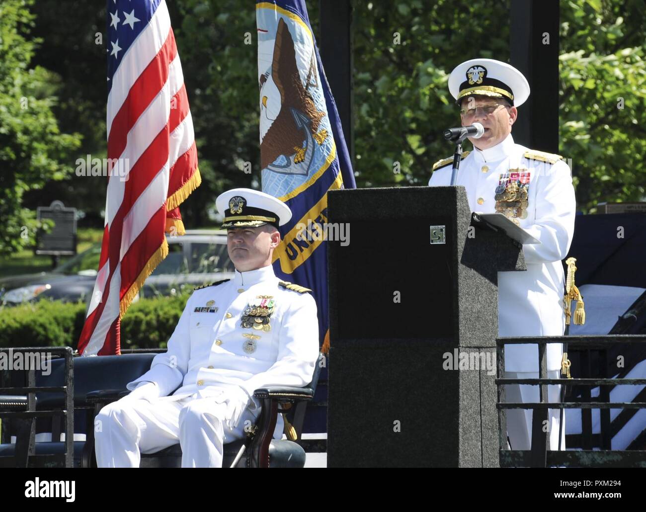 FORT GEORGE G. MEADE, Md (9. Juni 2017) - - Vice Adm. Mike Gilday, Commander, US-Flotte Cyber Command/USA 10 Flotte, gibt Erläuterungen als Presiding Officer bei einem Befehl Zeremonie an McGlachlin Parade Feld auf Fort George G. Meade, Md. Kapitän Joe Johnson hielt Kapitän Jeffrey Scheidt als Kommandierender Offizier, Cryptologic Warfare Group (CWG) 6, früher Navy Information Operations Command Maryland entlastet. Die primäre Aufgabe der CWG-6 ist CRYPTOLOGIC und damit im Zusammenhang stehender nachrichtendienstlicher Informationen zur Flotte, gemeinsame und nationale Befehlshaber sowie administrative und personelle Unterstützung zu Dep zu bieten Stockfoto