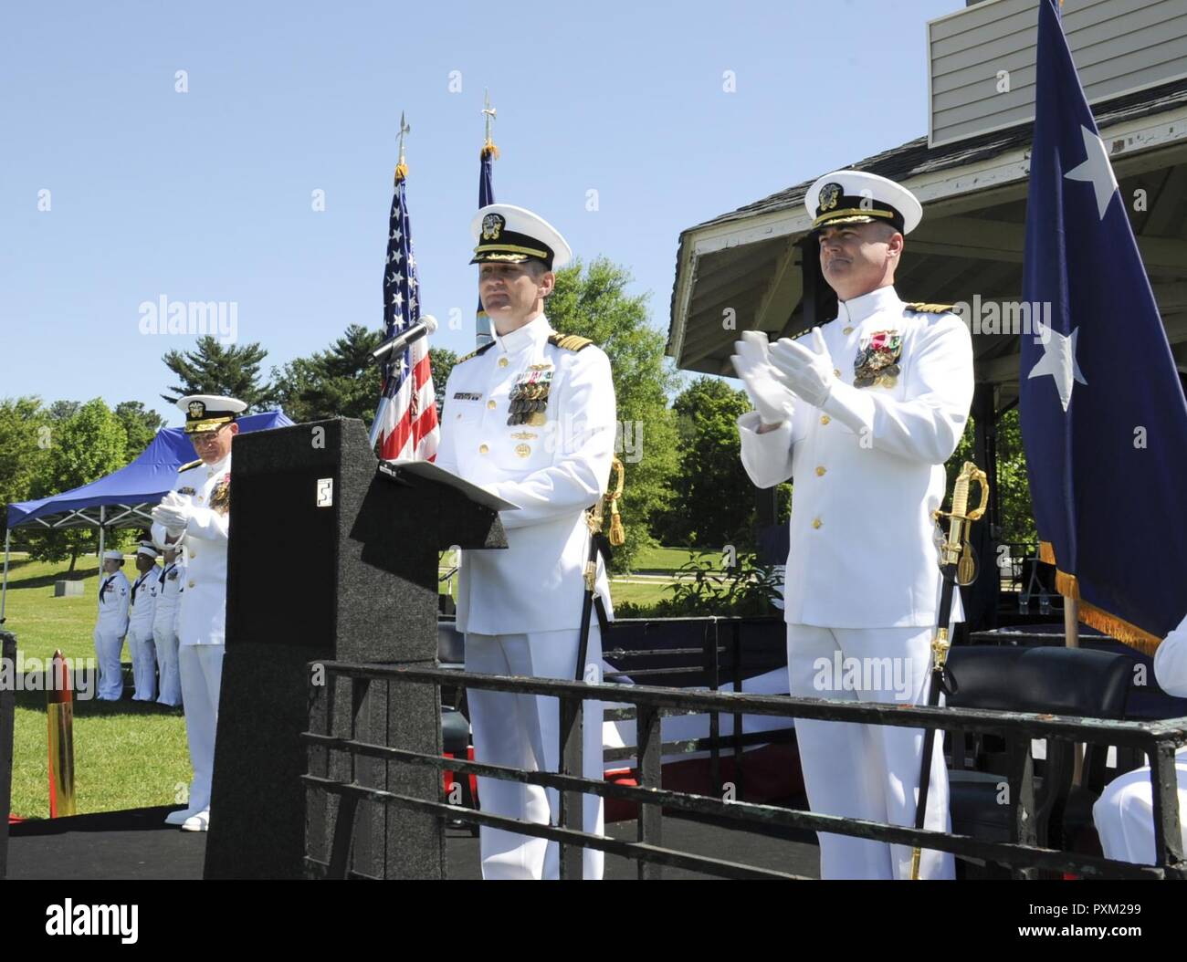 FORT GEORGE G. MEADE, Md (9. Juni 2017) - Kapitän Joe Johnson Adressen der Gast bei einem Befehl Zeremonie an McGlachlin Parade Feld auf Fort George G. Meade gehalten, Md. Johnson entlastet Kapitän Jeffrey Scheidt als Kommandierender Offizier, Cryptologic Warfare Group (CWG) 6, früher Navy Information Operations Command Maryland. Die primäre Aufgabe der CWG-6 ist CRYPTOLOGIC und damit im Zusammenhang stehender nachrichtendienstlicher Informationen zur Flotte, gemeinsame und nationale Befehlshaber sowie administrative und personelle Unterstützung zur Abteilung der Marine Mitglieder zum Fort Meade Bereich zugeordnet. Stockfoto