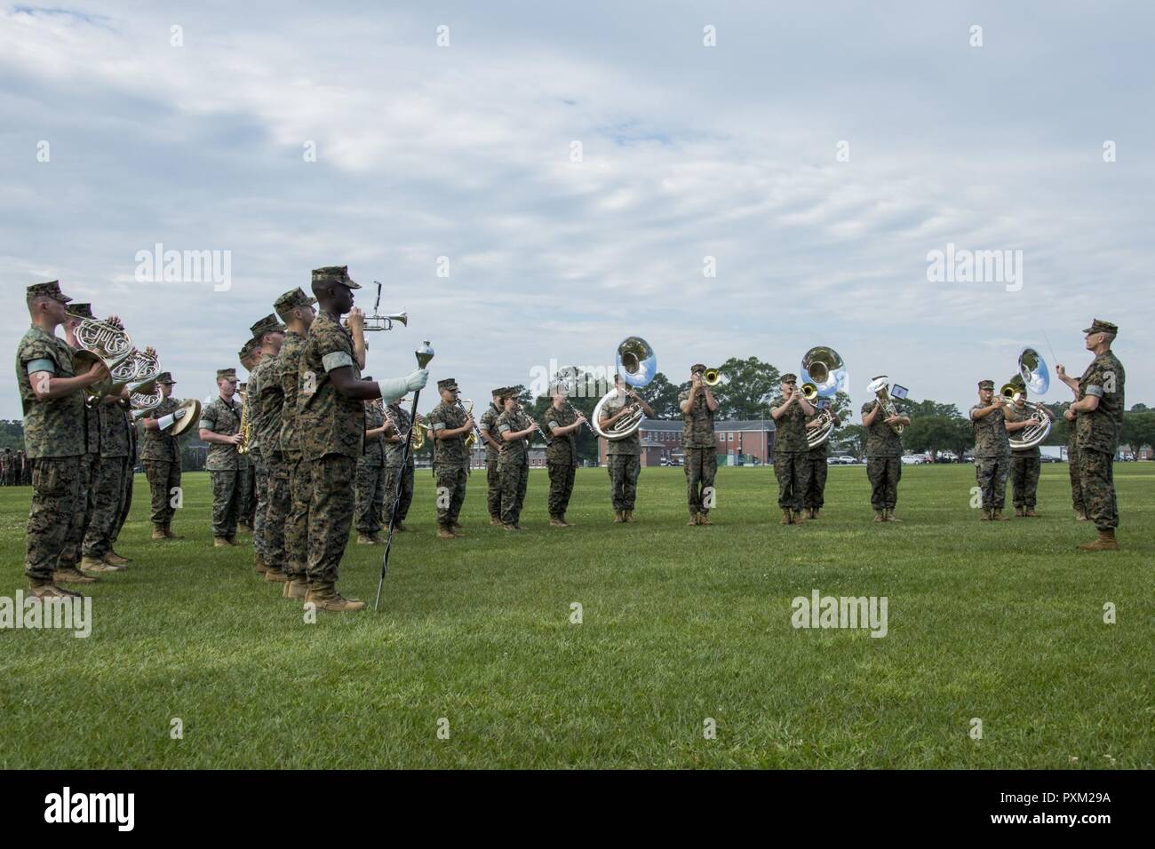 Us-Marines mit dem 2. Marine Division Band während des Marine Corps Installationen Osten (MCIEAST), Marine Corps Base Camp Lejeune, Ändern des Befehls Zeremonie, William Pendleton Thompson Hügel Gebiet, 2. Juni 2017. Die Änderung des Befehls formal übertragen werden Behörden und Zuständigkeiten der MCIEAST, von Brig. Gen. Thomas D. Weidley zu oberst Michael L. Scalise. Stockfoto