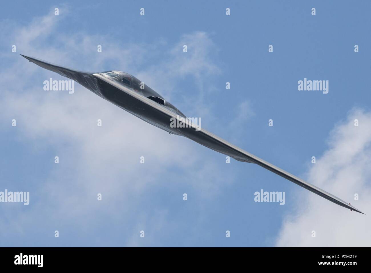 Ein 509Th Bomb Wing B-2 Spirit führt eine Fly-by während der Scott Air Force Base Air Show 2017 und Tag der offenen Tür Juni 11, das 100-jährige Jubiläum der Base feiert. Das B-2 ist ein multi-rolle Bomber in der Lage, sowohl konventionelle und nukleare Munition liefern und stellt einen wichtigen Meilenstein in der US-Bomber Modernisierung. Mit einer Crew von zwei Piloten, dieses Flugzeug bringt eine massive Feuerkraft zu tragen, in einer kurzen Zeit, irgendwo auf der Welt durch undurchdringlichen Verteidigung. Stockfoto