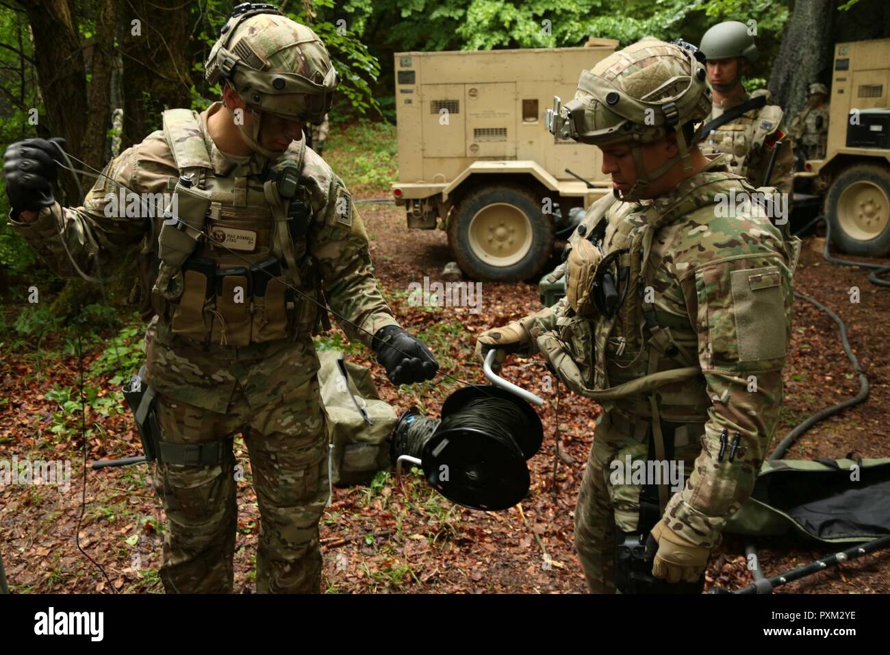 Us Air Force Tech. Sgt. Mac Donnell, Links, und Staff Sgt. Steven Churilla der Gemeinsamen Endgerät angreifen Controller Kabel von einer Spule entwirren beim Bau einer Brigade tactical Operations Center während der Übung kombinierte Lösen VIII am Hohenfels, Hohenfels, Deutschland, 4. Juni 2017. Übung kombinierte Lösen VIII ist eine multinationale Übung konzipiert der Armee Regional zugeteilten Kräfte auf die US-European Command. Kombinierte lösen VIII werden mehr als 3.400 Teilnehmer aus 10 Nationen gehören. Das Ziel der Übung ist es, die Kräfte in Europa vorbereiten, betr. Stockfoto