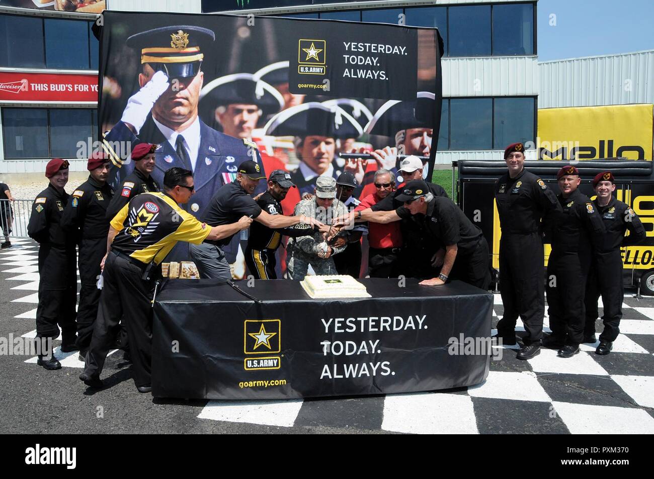 Generalmajor Troy D. Kok, dem kommandierenden General der US-Armee Finden 99th World unterstützt den Befehl, an Joint Base Mc-Guire-Dix Lakehusrt, New-Jersey gehabt, hilft den Kuchen geschnitten 10. Juni mit der Hilfe von Don Schumacher Racing. Den Kuchen schneiden war Teil der "Armee Tag an den Rennen" an der Alten Brücke Township Raceway Park in Englishtown, New Jersey. Tony Schumacher (unmittelbar links von Kok) treibt die US-Armee Top Fuel Dragster. Mitglieder der Armee goldene Ritter Fallschirm Team sind auch dargestellt. Stockfoto