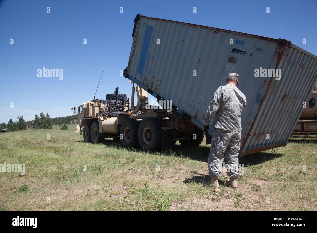 U.S. Army Staff Sgt. Adam Foster der 139 Brigade Support Battalion Offloads ein Lastwagen in liefert Schleppen für FOB Custer zur Unterstützung der Goldenen Coyote, Custer, S.D., 10. Juni 2017. Die goldenen Coyote Übung ist eine dreiphasige, Szenario-driven Übung in den Black Hills von South Dakota und Wyoming, mit dem Kommandanten auf der Mission wesentliche Anforderungen der Aufgabe, Krieger Aufgaben und Übungen zu konzentrieren. Stockfoto