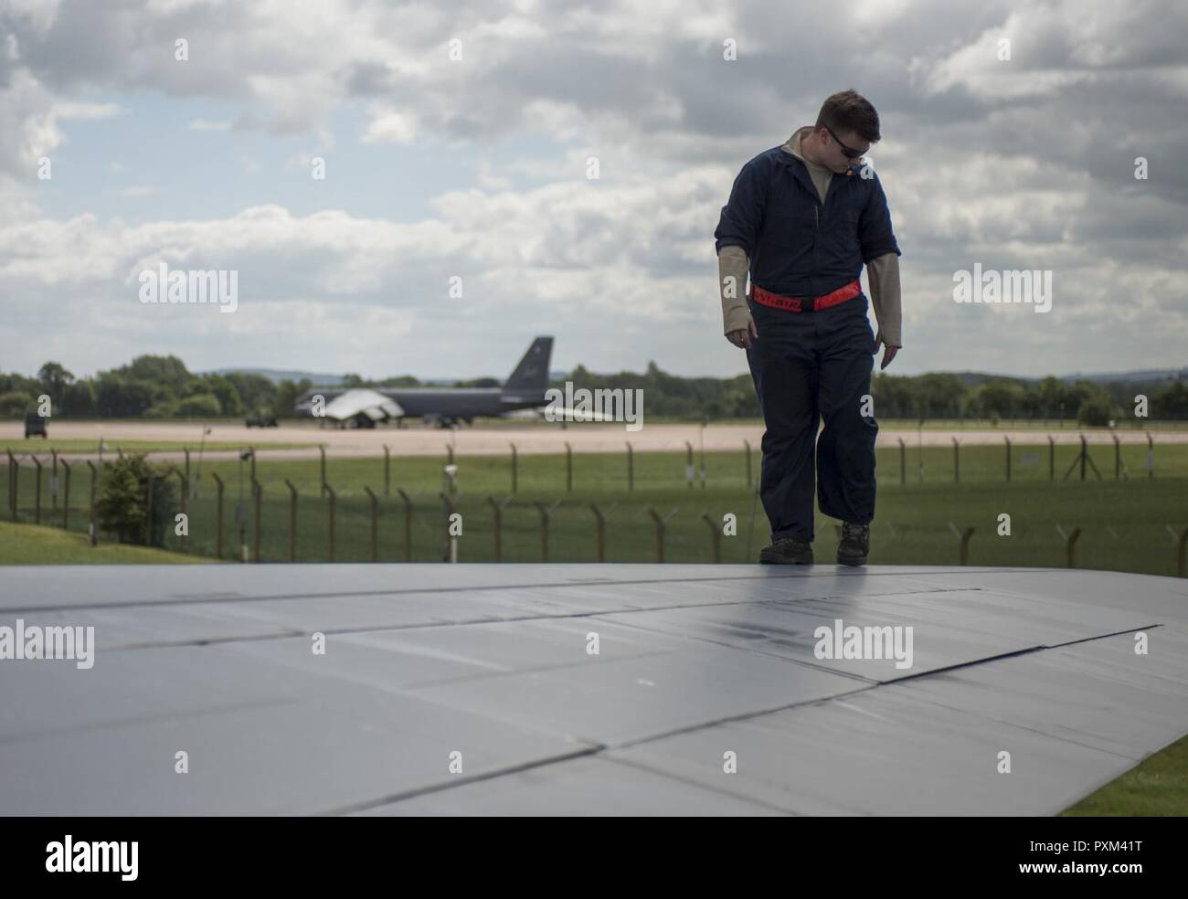 Us Air Force Staff Sgt. Cody Purvis, 28 Aircraft Maintenance Squadron Crew Chief, kontrolliert die Flügel einer B-1B Lancer von Ellsworth Air Force Base, S.D., während des Fluges der Untersuchungen bei der Royal Air Force Fairford, England, 7. Juni 2017. Die US Air Force beteiligt sich an der jährlichen Gemeinsamen, multinationalen Übungen wie BALTOPS und Sabre Streik zu demonstrieren US-Engagement für die regionale Sicherheit und Stabilität sowie die Interoperabilität und Bomber Bereitschaft zu verbessern. Stockfoto