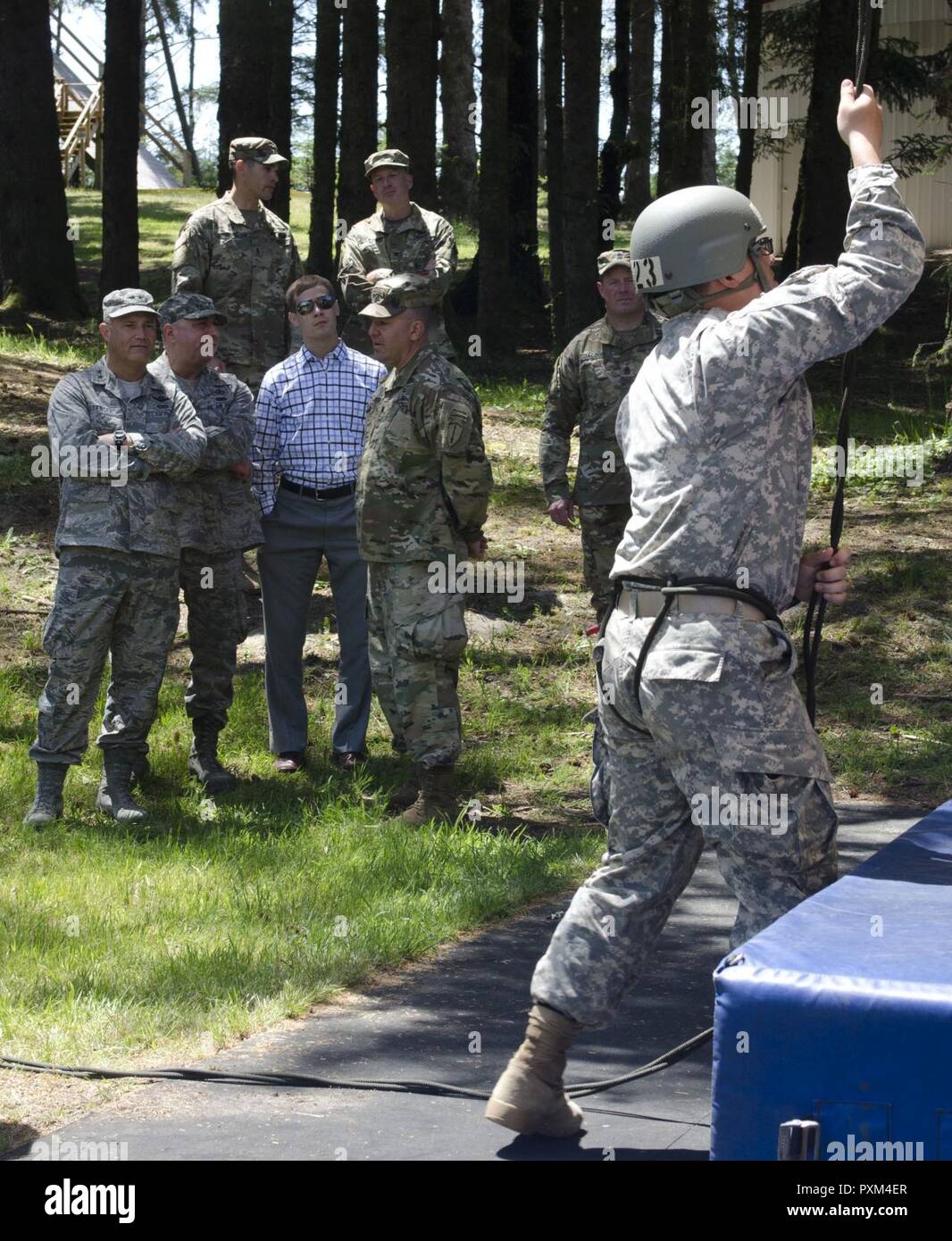 Generalmajor Michael E. Stencel, Adjutant General, Oregon und Brig. Gen. Mark A. Crosby, Kommandant der Gemeinsamen Inland, beobachten Sie Air Assault Training im Camp Rilea in Warrenton, Virginia, 8. Juni 2017 statt. Soldaten und Piloten rappelled aus ein 70-Fuß-Turm in Vorbereitung aus einem UH-60 Black Hawk Hubschrauber abseilen. Stockfoto