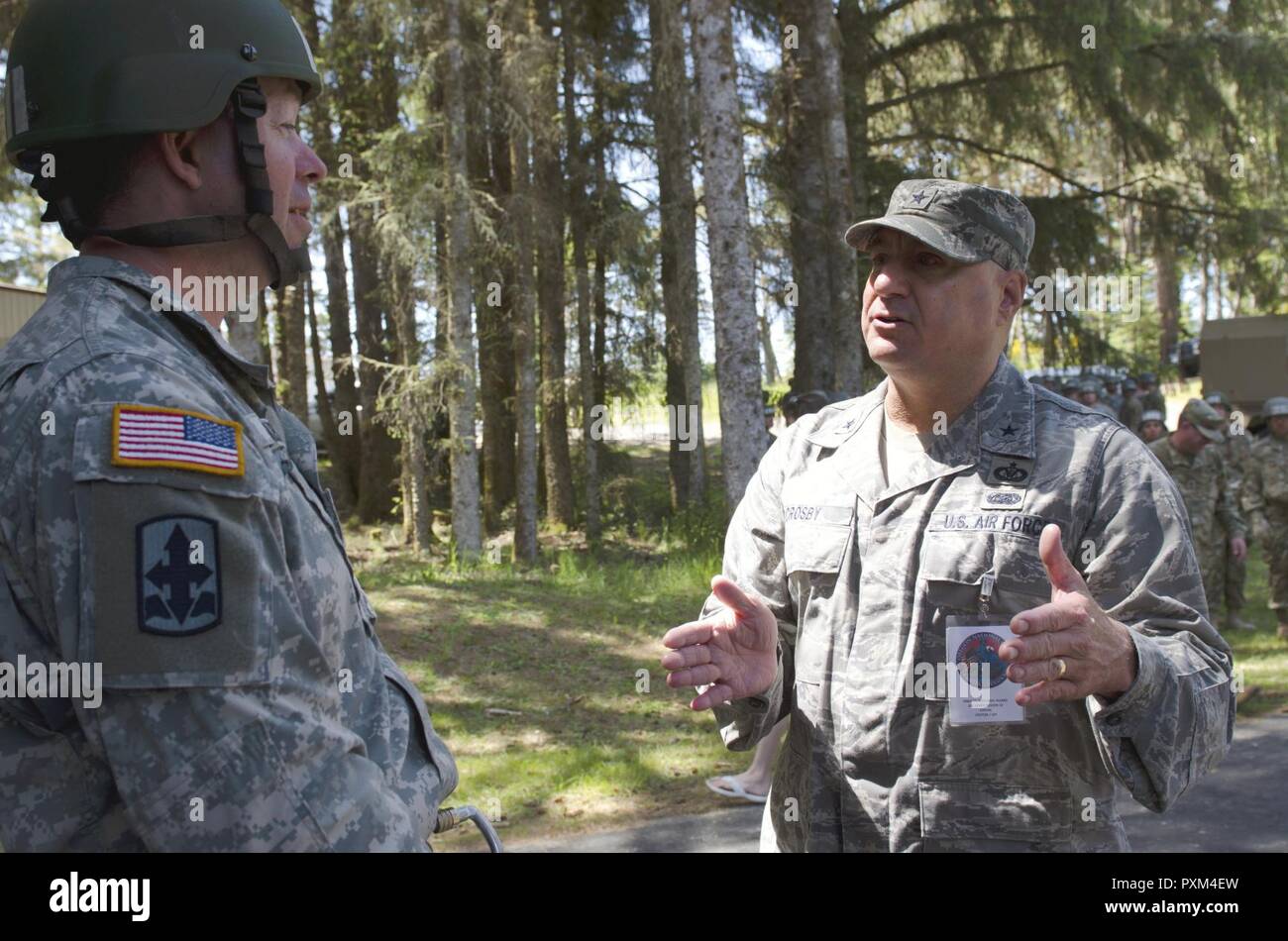 Oregon National Guard Brig. Gen. Mark A. Crosby, Kommandant der Gemeinsamen Inland, Gespräche mit Maj. Robert Wagner (links), Training command Executive Officer am Lager Umatilla in Umatilla, Oregon, und beobachten Sie Air Assault Training im Camp Rilea in Warrenton, Virginia, 8. Juni 2017 statt. Stockfoto