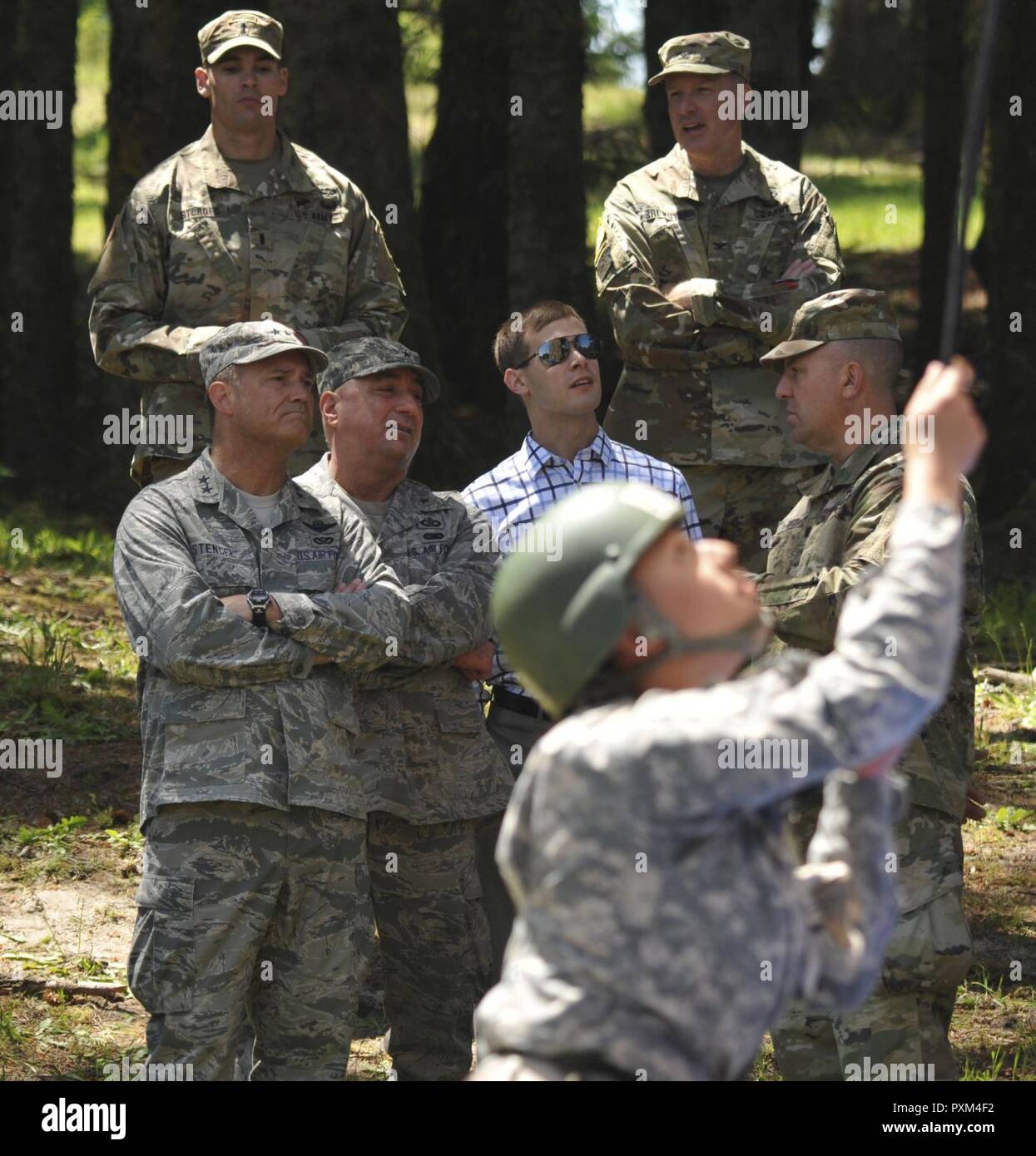 Generalmajor Michael E. Stencel, Adjutant General, Oregon und Brig. Gen. Mark A. Crosby, Kommandant der Gemeinsamen Inland, beobachten Sie Air Assault Training im Camp Rilea in Warrenton, Virginia, 8. Juni 2017 statt. Soldaten und Piloten rappelled aus ein 70-Fuß-Turm in Vorbereitung aus einem UH-60 Black Hawk Hubschrauber abseilen. Stockfoto