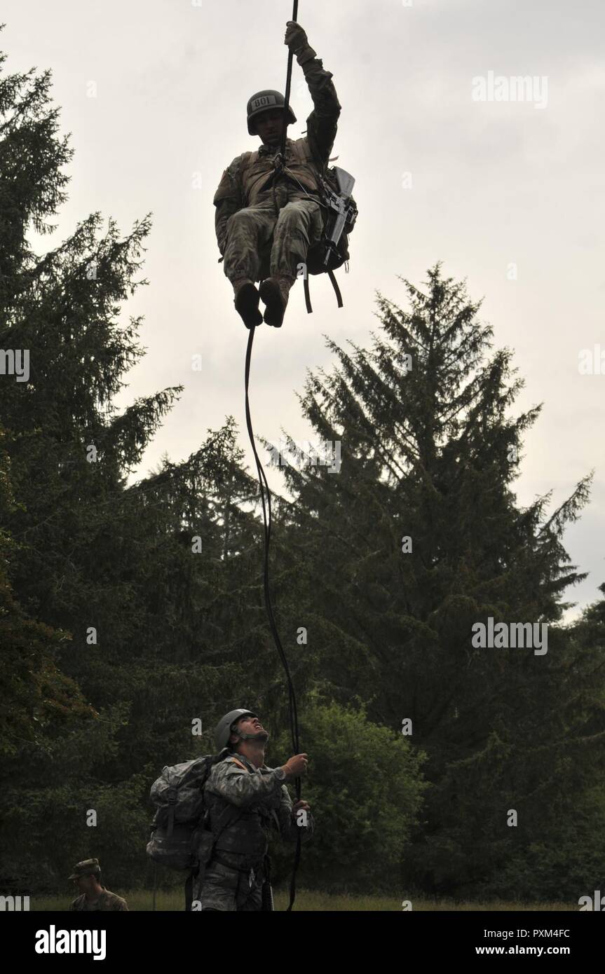 Soldaten und Piloten Abseilen von einem 70-Fuß-Turm während der Air Assault Kurs am Lager Rilea in Warrenton, Virginia, 7. Juni 2017 statt. Die Studenten rappel mit vollen Rucksäcken als einer der Tests, die Sie ausführen muss, um die Air Assault Badge ausgezeichnet zu werden. Der Kurs besteht aus körperlichem Training, ruck Märsche, Unterricht und praktische Übungen. Stockfoto