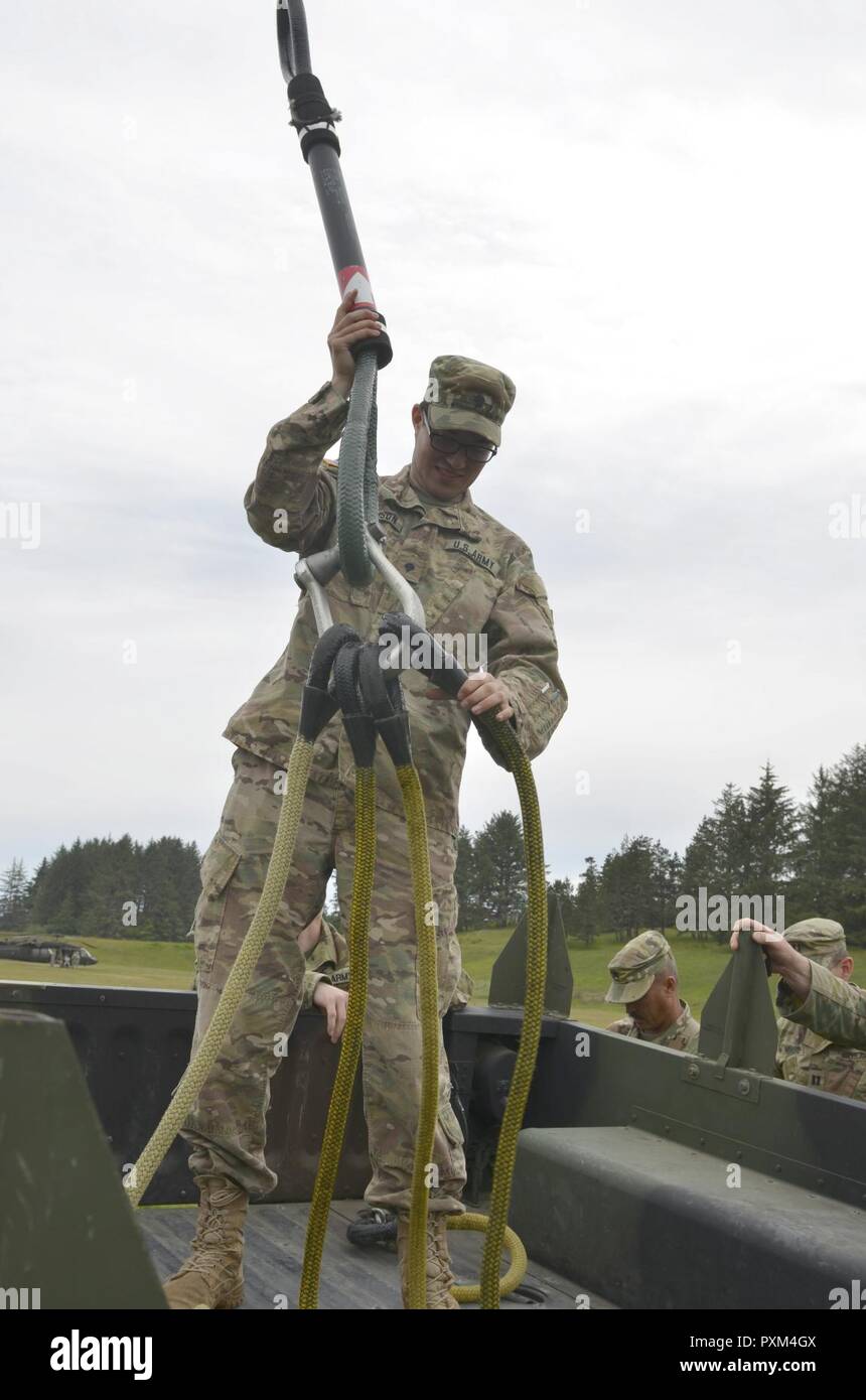 Virginia Army National Guard SPC. Evan Robinson, in B-Company, 3.BATAILLON, 116 Infanterie Regiment, 116 Infantry Brigade Combat Team, 29 Infanterie Division zugeordnet wird, überprüft die Takelage, die einen Trailer für eine Schlinge Last mit einem UH-60 Black Hawk Hubschrauber als Teil des Pathfinder Kurs halten im Camp Rilea in Warrenton, Virginia, 7. Juni 2017 statt. Stockfoto