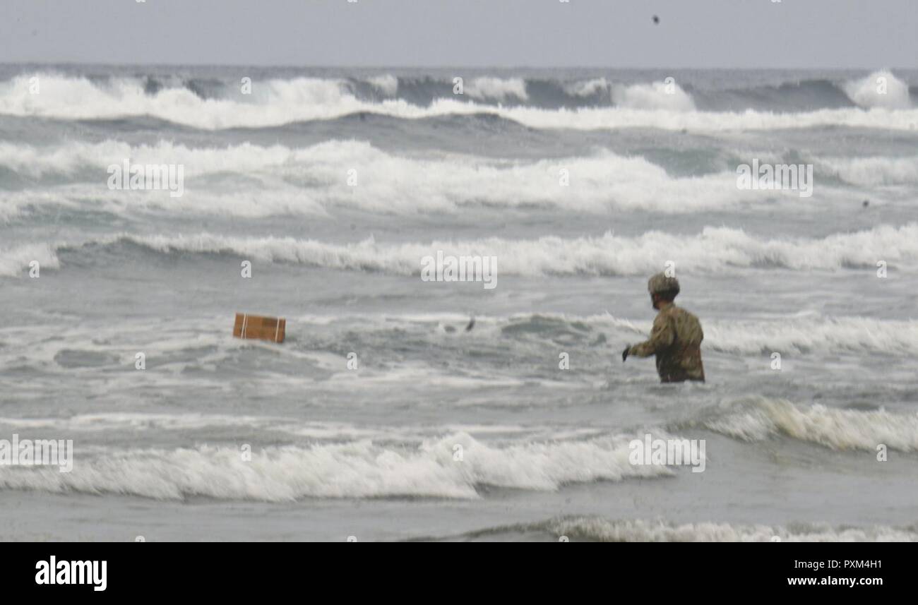 Oklahoma Army National Guard Kapitän Chris Basset, in den zweiten Bataillon zugeordnet, 641St Aviation Regiment, holt das Paket, das er koordinierte von einem UH-60 Black Hawk Hubschrauber während der Pathfinder Kurs zu Tropfen am Lager Rilea in Warrenton, Virginia, 7. Juni 2017 statt. Die Windgeschwindigkeit und -richtung geändert, da die Box wurde fallengelassen und in den Pazifischen Ozean gelandet. Stockfoto