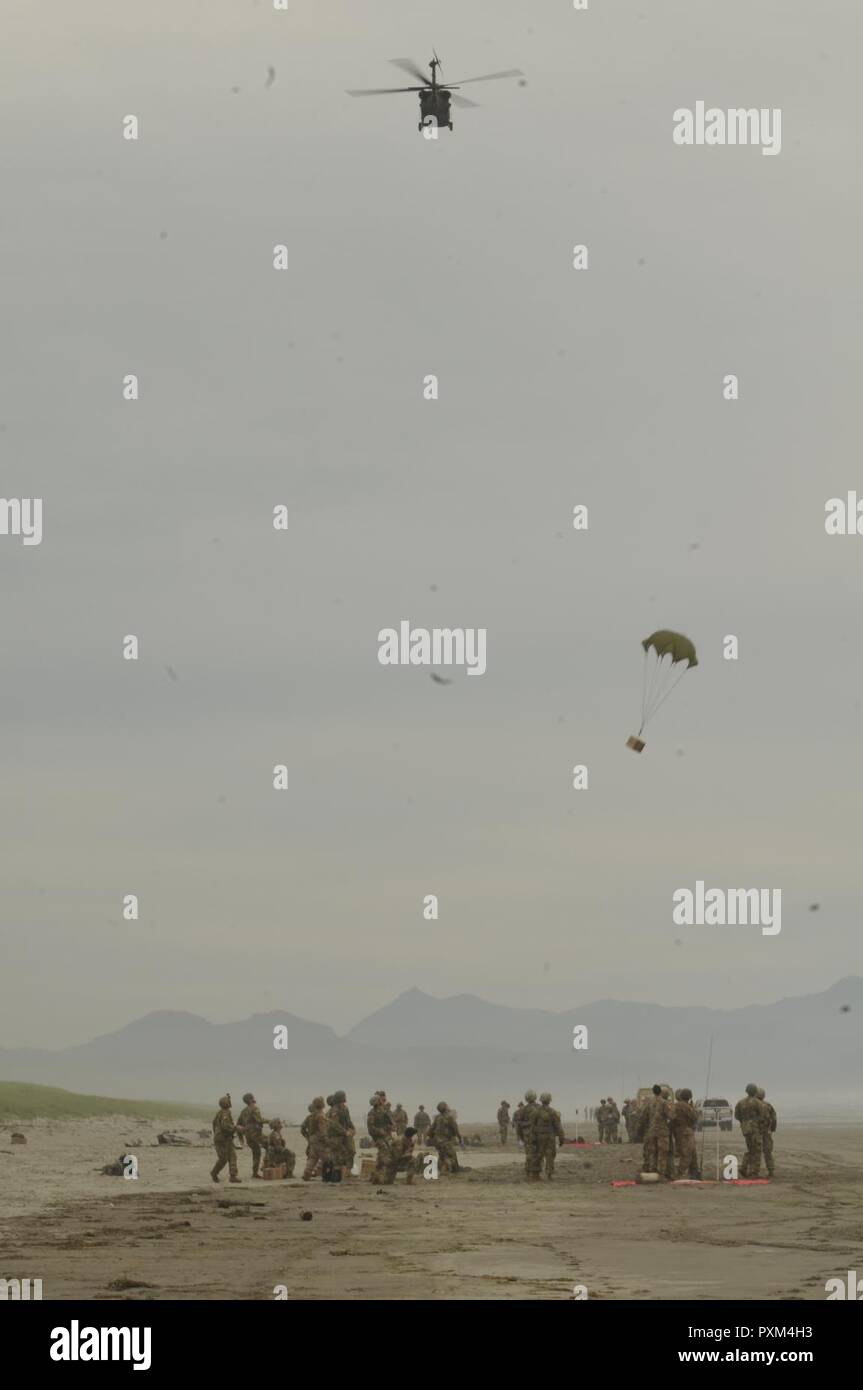 Soldaten sehen Sie ein Paket fallen, wenn es von einem UH-60 Black Hawk Hubschrauber von einem Studenten die Teilnahme an der Pathfinder Kurs geleitet gesunken ist am Lager Rilea in Warrenton, Virginia, 7. Juni 2017 statt. Die Studierenden lernen bis zu einem Hubschrauber Landing Zone, Drop Zone, und Rigg bis eine Schlinge als Teil der Ausbildung. Stockfoto