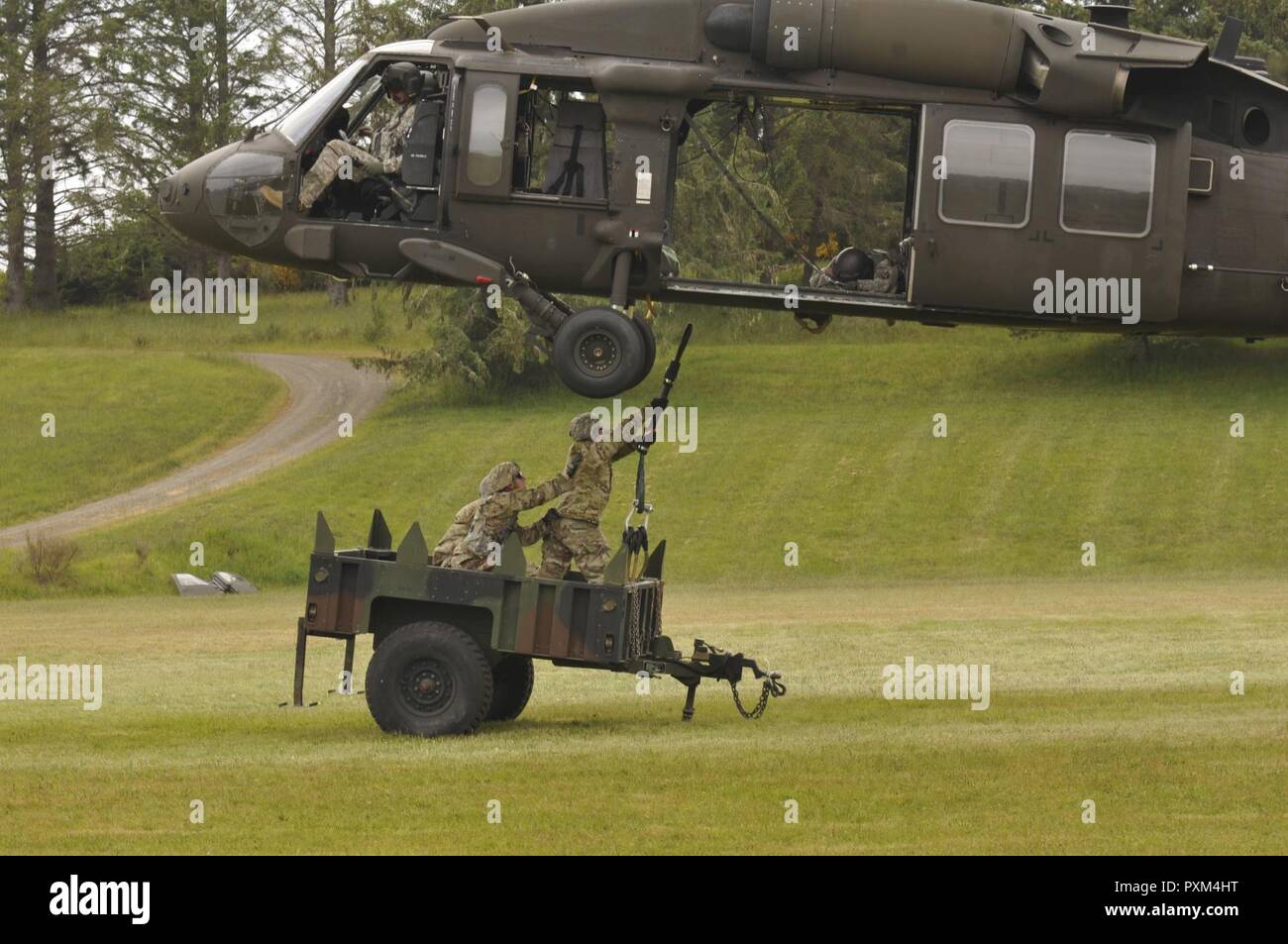 Pathfinder Studenten schließen Sie eine Schlinge um eine UH-60 Black Hawk Hubschrauber während der Pathfinder Kurs am Lager Rilea in Warrenton, Virginia, 7. Juni 2017 statt. Die Studierenden lernen bis zu einem Hubschrauber Landing Zone, Drop Zone, und Rigg bis eine Schlinge als Teil der Ausbildung. Stockfoto