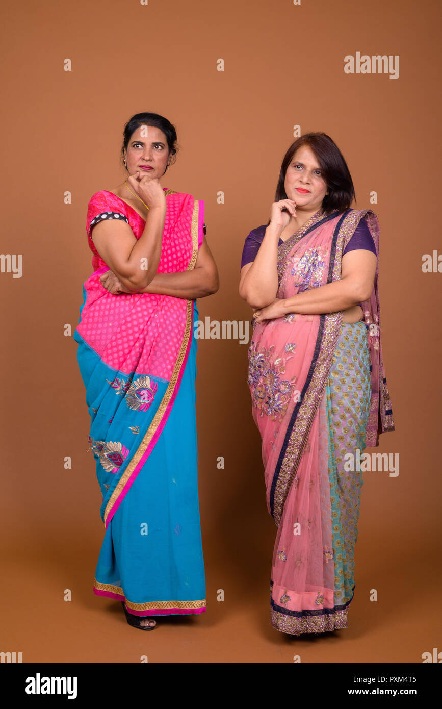 Zwei reife indische Frauen in traditioneller Kleidung und Denken Stockfoto
