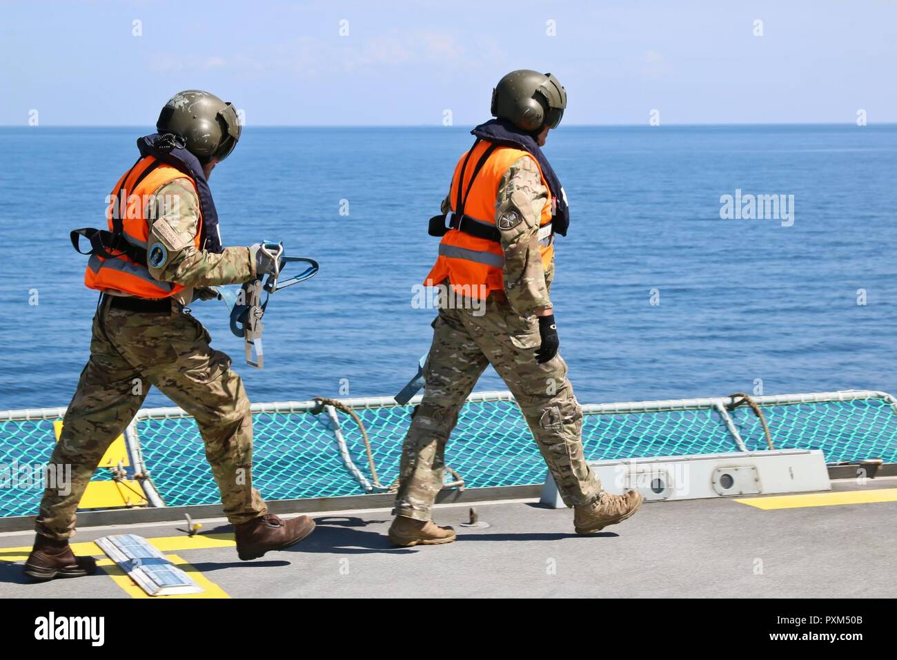 170610-N-PF 515-009 - OSTSEE (10. Juni 2017) Dänische Matrosen an Bord der Absalon-Klasse combat Support ship HDMS Absalon (L 16) Durchführung des Flugbetriebs während der Übung BALTOPS 2017, Juni 10. BALTOPS 17 ist die wichtigste jährlich stattfindende Maritime - Übung in der baltischen Region und einer der größten Übungen in Nordeuropa konzentriert. (U.S. Marine Foto von Chief Mass Communication Specialist Amerika A. Henry/Freigegeben) Stockfoto