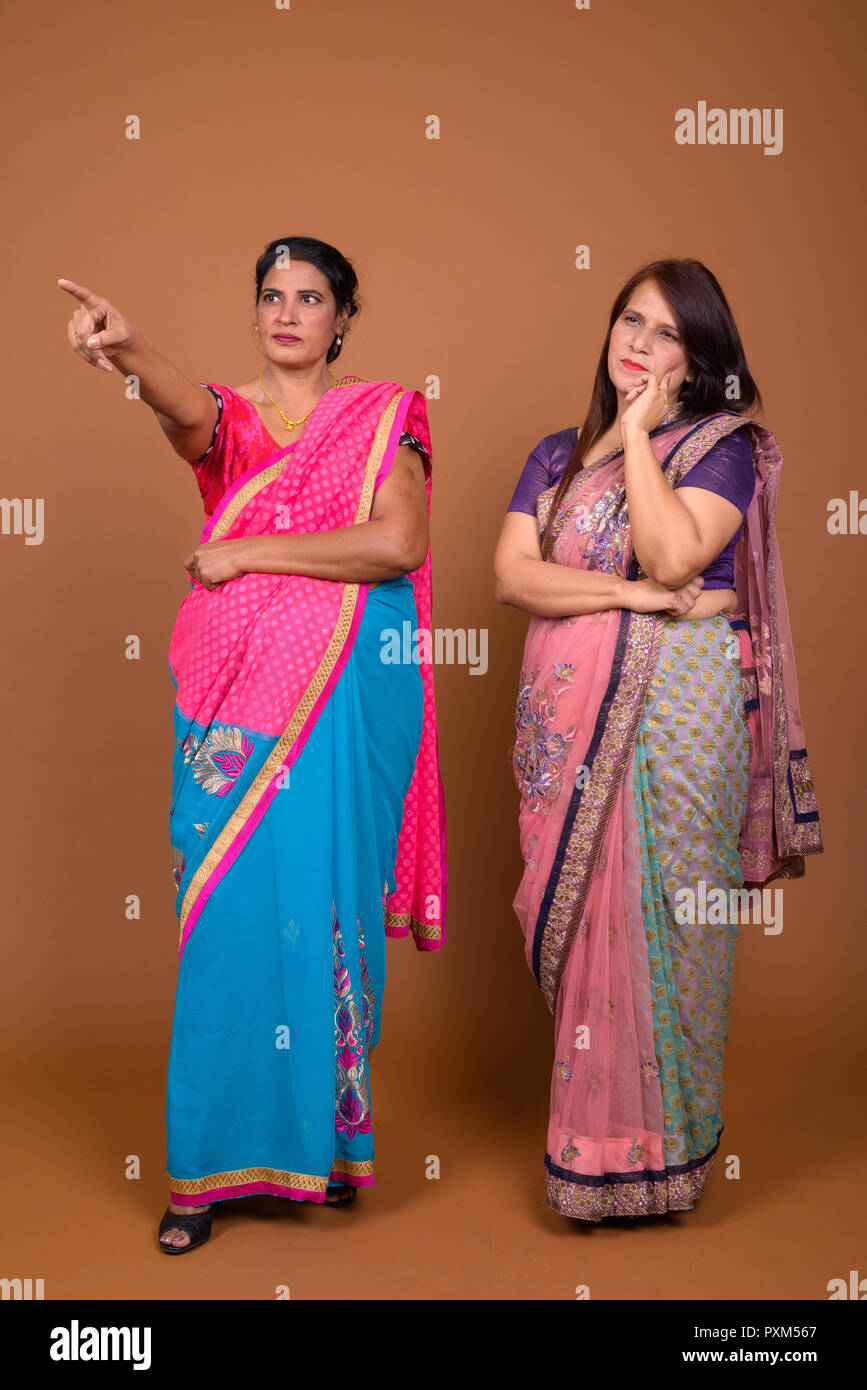 Zwei reife indische Frauen tragen Sari indische traditionelle Kleidung  Stockfotografie - Alamy