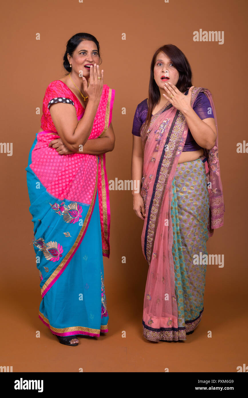Zwei reife indische Frauen geschockt und überrascht Stockfoto
