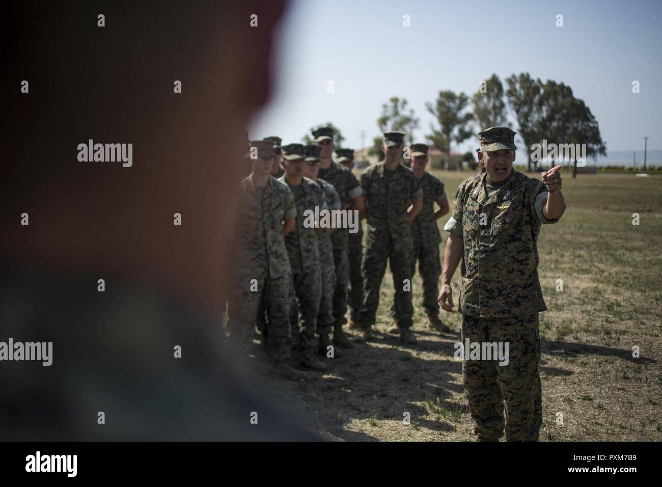 Oberst Sean M. Salene, der kommandierende Offizier von Special Purpose Marine Air-Ground Task Force-Crisis Response-Africa, spricht während der SPMAGTF-CR-AF Bodenkampf element Ändern des Befehls Zeremonie in Morón, Spanien, 2. Juni 2017. SPMAGTF-CR-AF bereitgestellt begrenzte Reaktion auf Krisen und Theater Security Operations in Europa und Nordafrika zu führen. Stockfoto