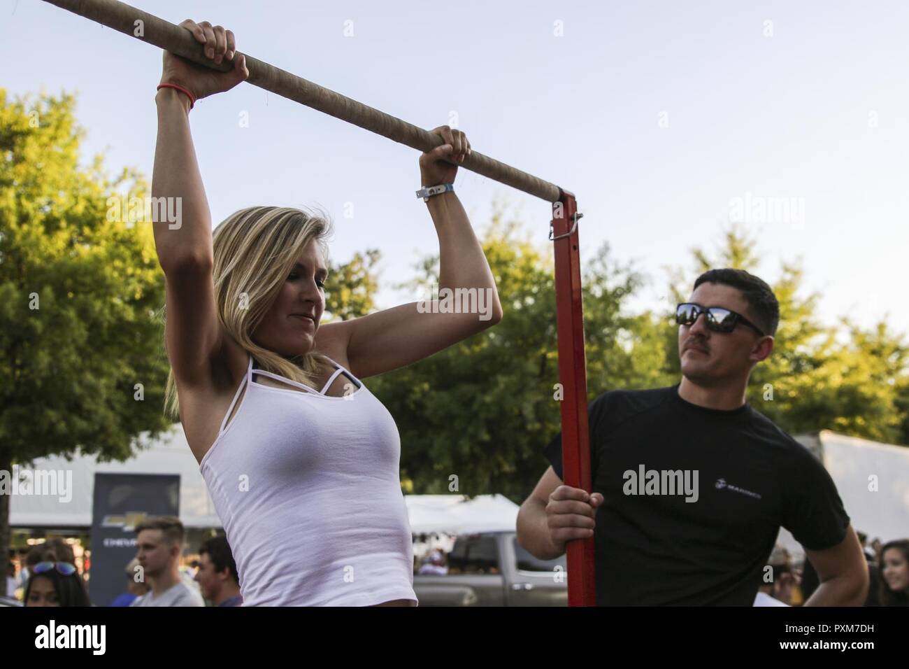 Sergeant Sean Silverman, einem Recruiting Unterstation (RSS) Chattanooga Recruiter, beobachtet eine Riverbend Festival Teilnehmer Pull-ups in Chattanooga, Tennessee, 9. Juni 2017. Marines herausgefordert Riverbend Festival Teilnehmer so viele Marine Corps Pull-ups, wie sie tun konnten. Stockfoto