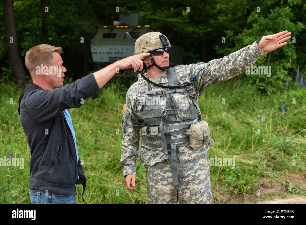 David Orr, Links, Mitglied der Schulung Support Team Orzysz arbeiten mit Battle Group Polen, und Sgt. Tim Griffin mit 1St Bataillon, 181St Field Artillery Regiment, Tennessee Army National Guard diskutieren ein upcoming live fire Übung einschließlich M142 High Mobility Artillery Rocket System (HIMARS) Fahrzeuge als Teil der Sabre Strike17 am Bemowo Piskie, Polen, 13. Juni 2017. Die diesjährige Übung beinhaltet integrierte und synchronisierte Abschreckung-orientierte Ausbildung für die Interoperabilität und die Bereitschaft der 20 teilnehmenden Nationen Streitkräfte zu verbessern. Stockfoto