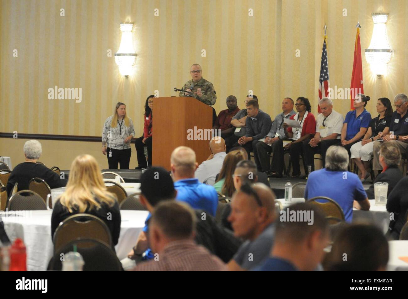 Brigadier General Stephen Strand, dem stellvertretenden kommandierenden General für die 88 regionalen Support Command, spricht mit den Soldaten und Familienangehörige am Gelben Band Veranstaltung in Bloomington, Minnesota, Juni 10. Das gelbe Band Programm bietet Unterstützung und Dienstleistungen für Soldaten und ihre Familienangehörigen für Vor-, Während- und nach der Bereitstellung. Stockfoto