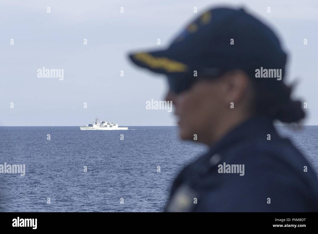 SOUTH CHINA SEA (10. Juni 2017) Royal Canadian Navy ship HMCS Winnipeg (338) betreibt die Steuerbordseite der Arleigh-Burke-Klasse geführte Anti-raketen-Zerstörer USS Sterett (DDG104). Sterett, Winnipeg, Japan Maritime Verteidigung-kraft Schiffe JS Izumo (DDH183) und JS Sazanami (TT 113), und der Royal Australian Navy Schiff HMAS Ballarat (FFH 155) führte eine Reihe von maritime Operationen zusammen in das Südchinesische Meer. Sterett ist Teil der Sterett-Dewey Oberfläche Action Group und ist die dritte Gruppe bereitstellen, die unter der Kontrolle und Steuerung 3. Flotte nach vorne gerufen zu konstruieren. Us-Flotte Oper 3. Stockfoto