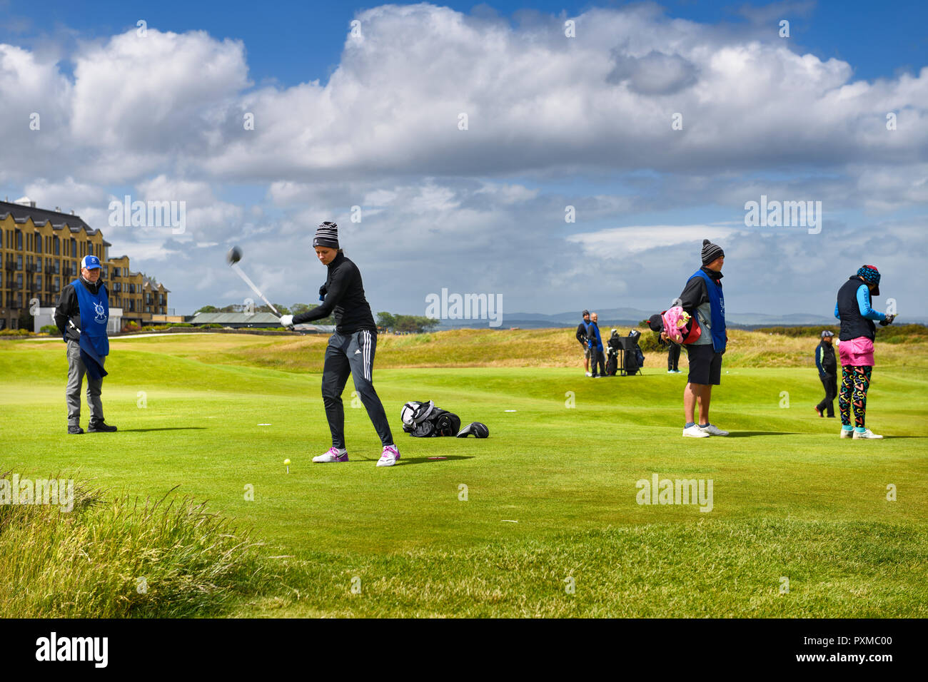 Frau mit einem Arm Abschlag auf Loch 18 der Old Course von St Andrews Links die Welten der älteste Golfplatz in St Andrews Schottland Großbritannien Stockfoto