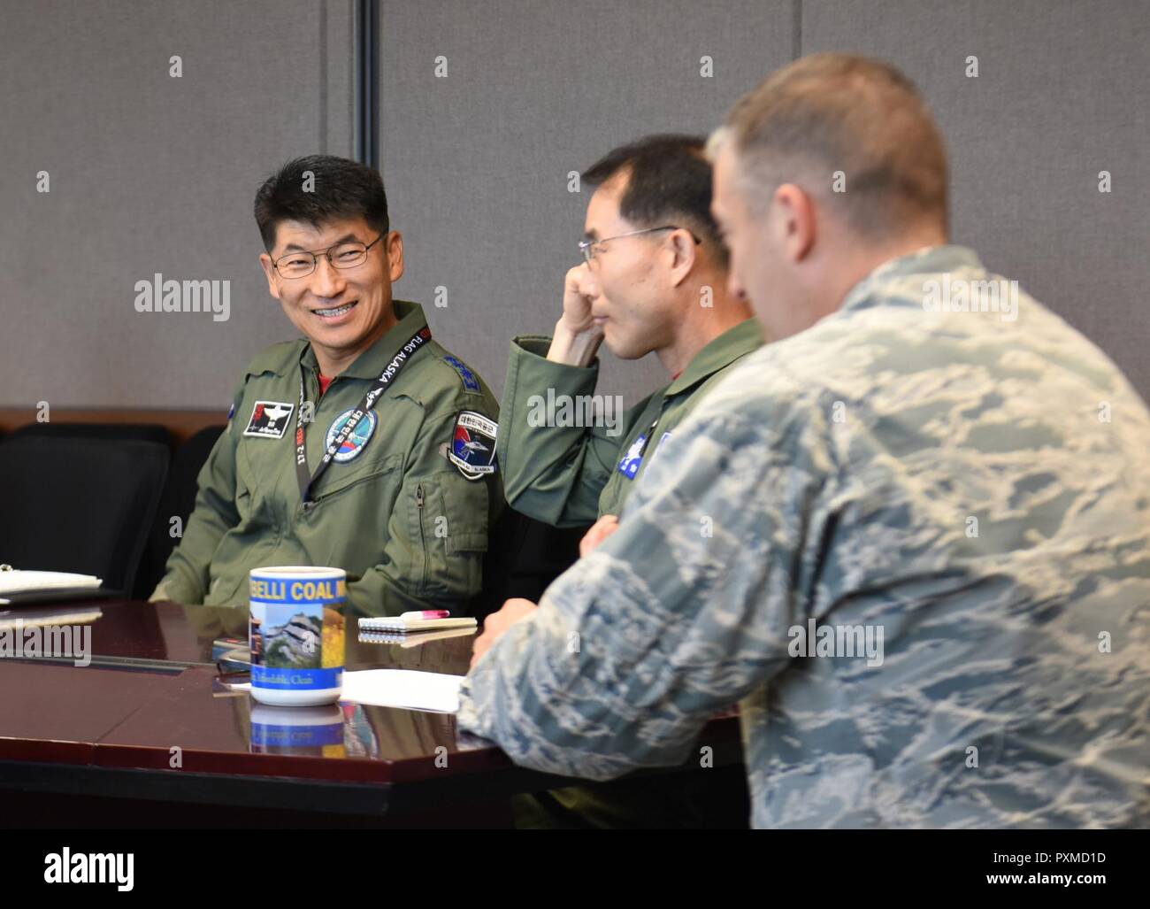 Oberst Torrence Saxe, Commander 168 Flügel, Alaska Air National Guard, informierte die Mitglieder der Republik Korea Air Force an der Wing-Hauptquartier auf Eielson AFB, 14. Juni 2017. Der rokaf Mitglieder besuchten Eielson als Teil der roten Fahne - Alaska's des Beobachterprogramms und verbrachte Zeit mit den Innenraum - Alaska ANG Einheit mehr über die Flügel tanken Fähigkeiten zu erlernen. Stockfoto