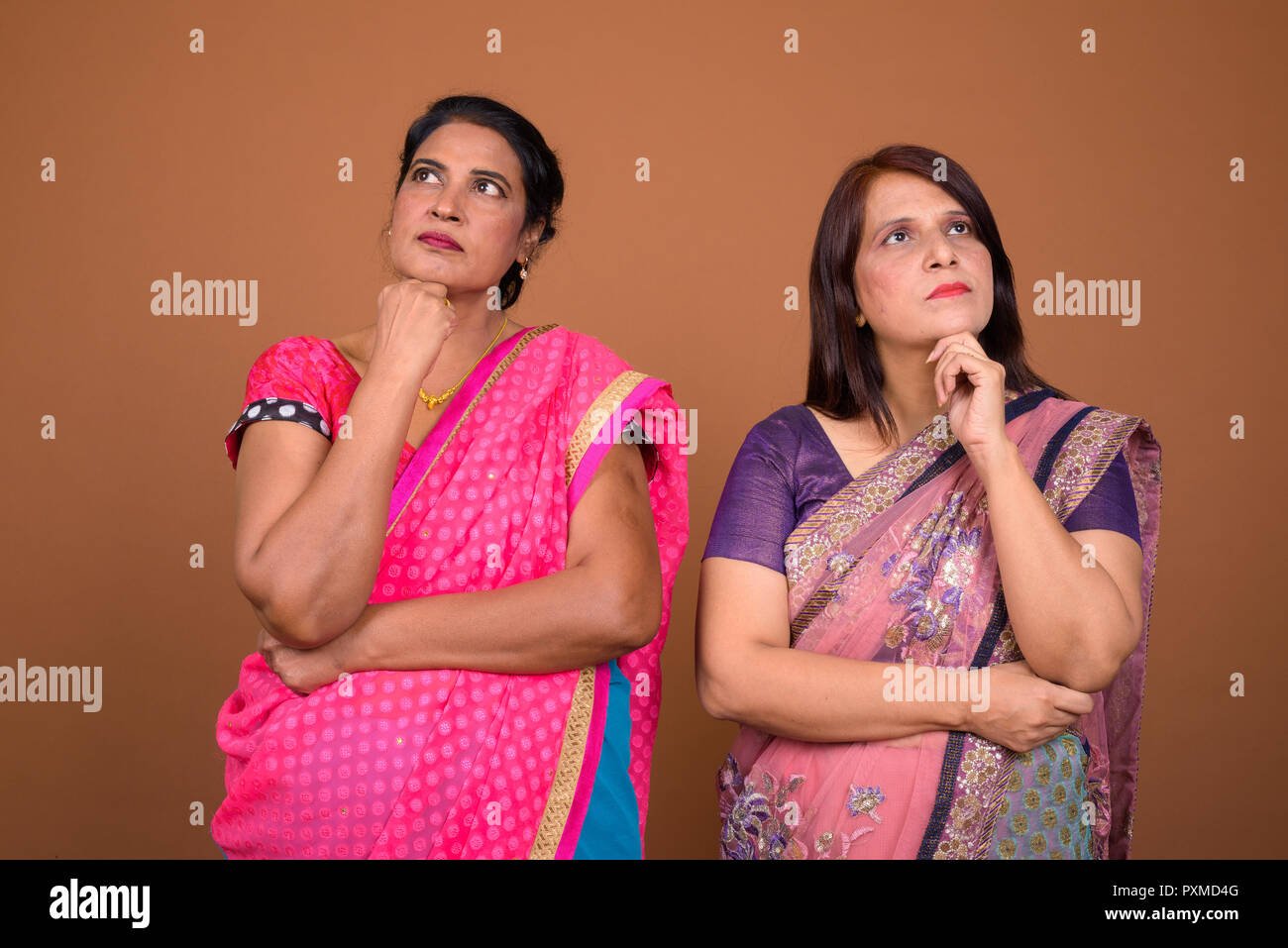 Zwei reife indische Frau denken und suchen Stockfoto