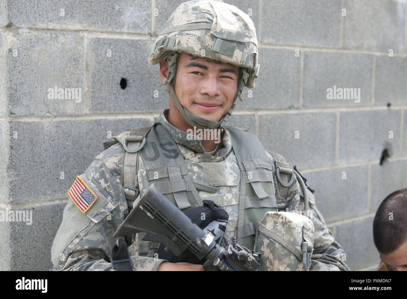 Spc. Kenny Ochoa ein watercraft Spezialist für die Lebenserhaltung unterstützt den Befehl, nimmt an einem chemischen Angriff Test bei der US-Army Reserve 2017 besten Krieger Wettbewerb in Fort Bragg, N.C. Juni 14. In diesem Jahr besten Krieger Wettbewerb bestimmen die oberen noncommissioned Officer und Junior Soldat Soldat der US-Armee finden in der Abteilung der Armee am besten Krieger Konkurrenz später dieses Jahr vertreten wird am Fort A.P. Hill, Virginia. Stockfoto