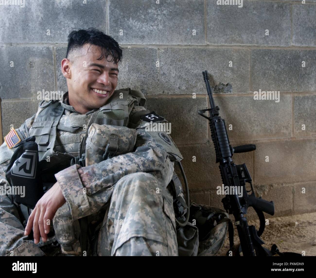 Spc. Kenny Ochoa ein watercraft Spezialist für die Lebenserhaltung unterstützt den Befehl, nimmt eine gut während der US-Army Reserve 2017 besten Krieger Wettbewerb in Fort Bragg, N.C. verdiente Pause Juni 14. In diesem Jahr besten Krieger Wettbewerb bestimmen die oberen noncommissioned Officer und Junior Soldat Soldat der US-Armee finden in der Abteilung der Armee am besten Krieger Konkurrenz später dieses Jahr vertreten wird am Fort A.P. Hill, Virginia. Stockfoto