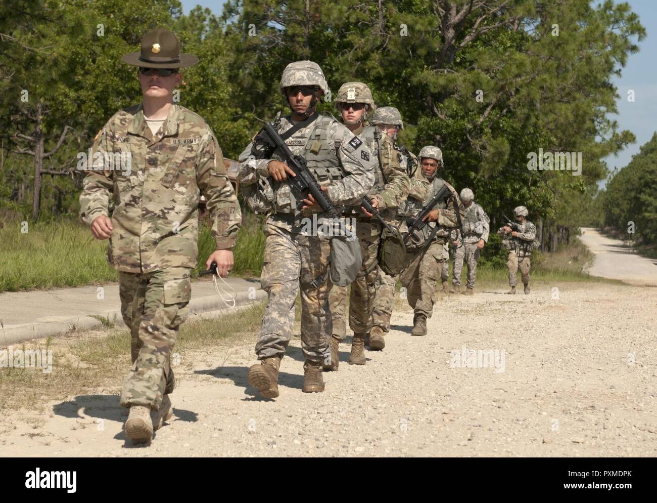 Sgt. 1. Klasse William Bowie (links), eine Armee finden Unteroffizier aus der 95 Ausbildung, führt eine Gruppe von Kriegern in der U.S. Army Reserve 2017 besten Krieger Wettbewerb in Fort Bragg, N.C. Juni 14. In diesem Jahr besten Krieger Wettbewerb bestimmen die oberen noncommissioned Officer und Junior Soldat Soldat der US-Armee finden in der Abteilung der Armee am besten Krieger Konkurrenz später dieses Jahr vertreten wird am Fort A.P. Hill, Virginia. Stockfoto