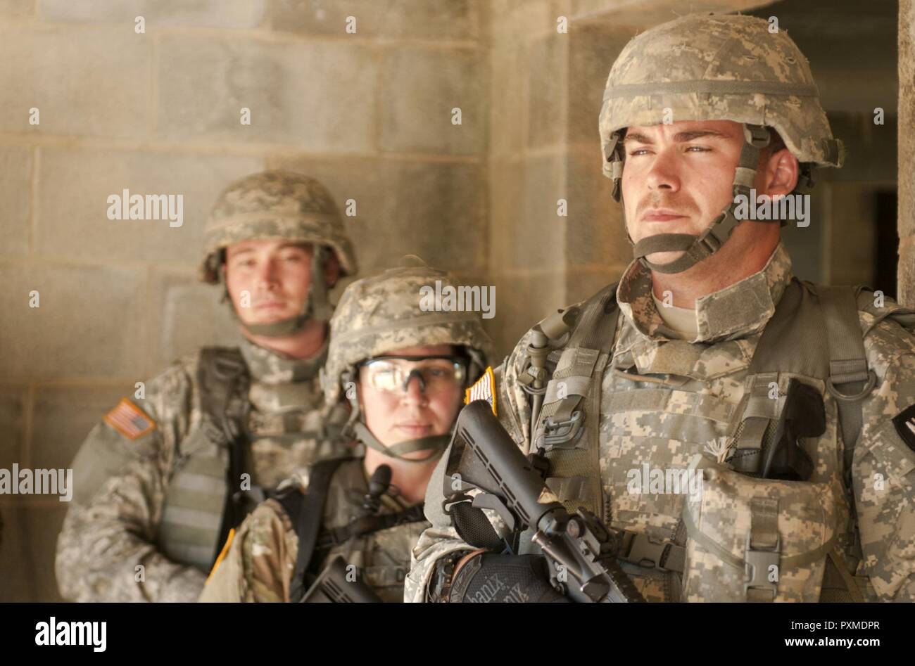 Sgt. Benjamin Poulin (rechts), eine 5. Lehrer und Armee Finden watercraft Betreiber von Dover, NH, der die 377. Theater Sustainment Command, konkurriert in der U.S. Army Reserve 2017 besten Krieger Wettbewerb in Fort Bragg, N.C. Juni 14. In diesem Jahr besten Krieger Wettbewerb bestimmen die oberen noncommissioned Officer und Junior Soldat Soldat der US-Armee finden in der Abteilung der Armee am besten Krieger Konkurrenz später dieses Jahr vertreten wird am Fort A.P. Hill, Virginia. Stockfoto
