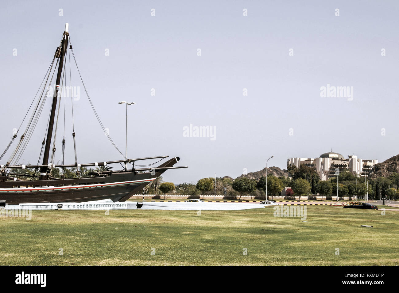 Sultanat Oman reisen Boot Dhau Symbol Kreisverkehr Kreisverkehr nahe Hotel al-bustan Palace Arabische Halbinsel Naher Osten Sultanat Ausflugsziel Sehens Stockfoto