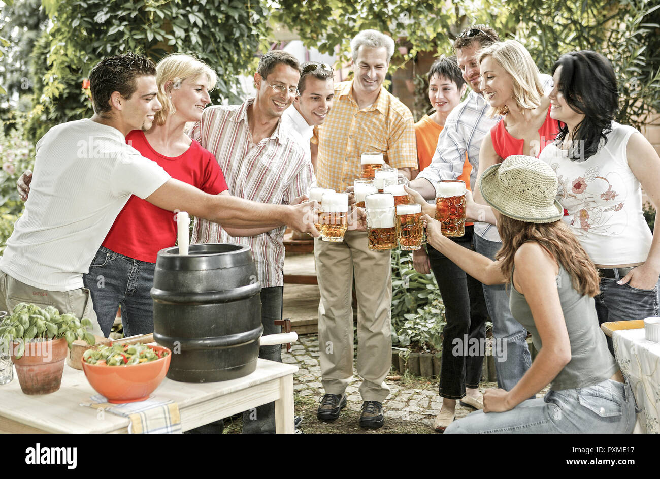 Glückliche Menschen auf einer Gartenparty (Model-freigegeben) Stockfoto