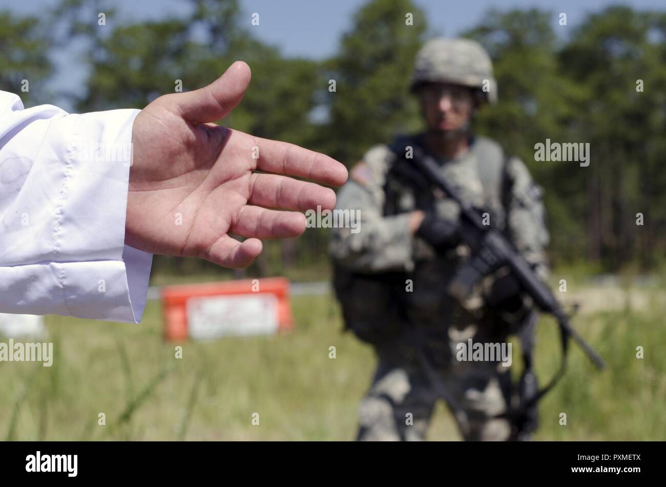 Sgt. Jordan Lepley eine Automatisierte logistische Spezialisten, die die 108 Ausbildung Befehl, sieht aus wie ein Zivilist auf schmuggelware während der kampffertigkeiten Prüfung Wegen an die US Army Reserve 2017 besten Krieger Wettbewerb in Fort Bragg, N.C. gesucht wird. Juni 14. In diesem Jahr besten Krieger Wettbewerb bestimmen die oberen noncommissioned Officer und Junior Soldat Soldat der US-Armee finden in der Abteilung der Armee am besten Krieger Konkurrenz später dieses Jahr vertreten wird am Fort A.P. Hill, Virginia. Stockfoto