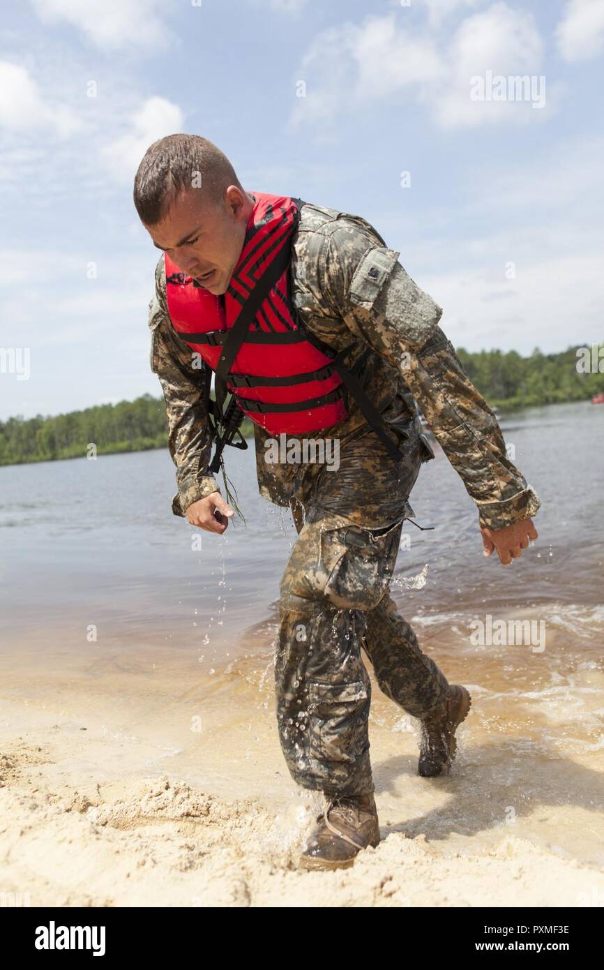 Sgt. Benjamin Poulin, 824Th Transportation Company, beendet eine 300 Meter während ein Geheimnis bei der US-Army Reserve Bester Krieger Wettbewerb in Fort Bragg, N.C., 15. Juni schwimmen. In diesem Jahr besten Krieger Wettbewerb bestimmen die oberen noncommissioned Officer und Junior Soldat Soldat der US-Armee finden in der Abteilung der Armee am besten Krieger Konkurrenz später dieses Jahr vertreten wird am Fort A.P. Hill, Virginia. Stockfoto