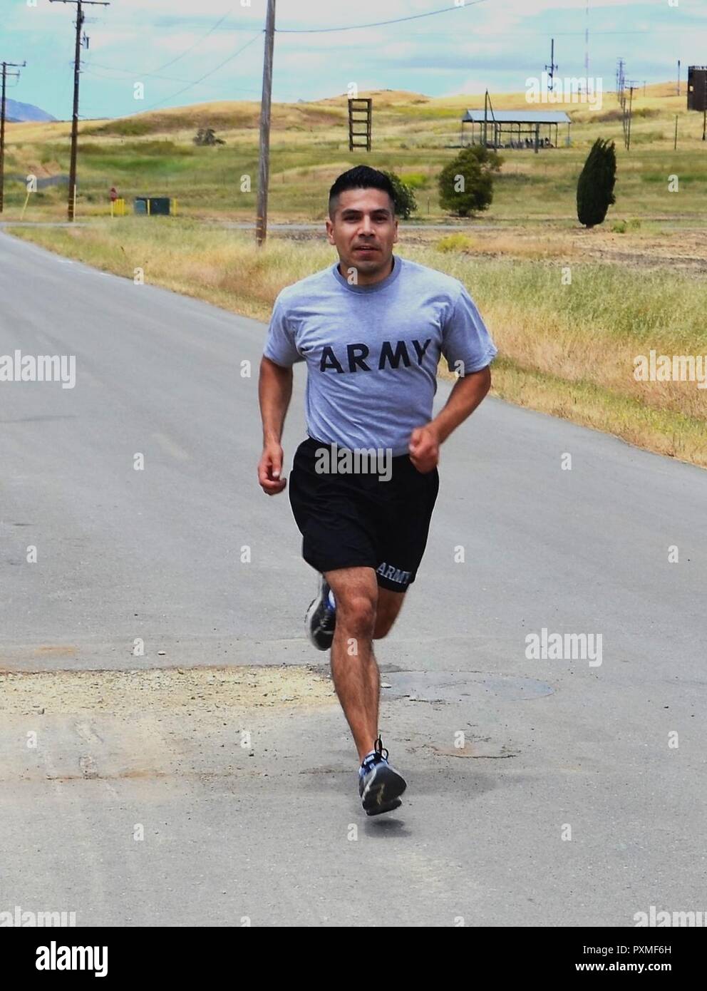 Sgt. Jesus Ruiz-Garcia, 469Th bekämpfen Sustainment Unterstützung Bataillon, der obere männliche Sieger, gewann auch die 1,5 Meile laufen für die Zeit während der 650Th Region Support Group Combat Fitness Herausforderung im Camp Parks finden Kräfte Training Bereich 9./10. Juni. Diese 311 Expeditionary Sustainment CFC-Vorrunde, Einführung von "Das Jahr der Fitness," wurde von Brig. General David Elwell, 311 Expeditionary Sustainment Command kommandierenden General. Diese neue Fitness Event ermöglicht sowohl Offiziere und Soldaten Soldaten zu konkurrieren Kopf in einer Reihe strenger Athlet Ereignisse zu Kopf. Stockfoto