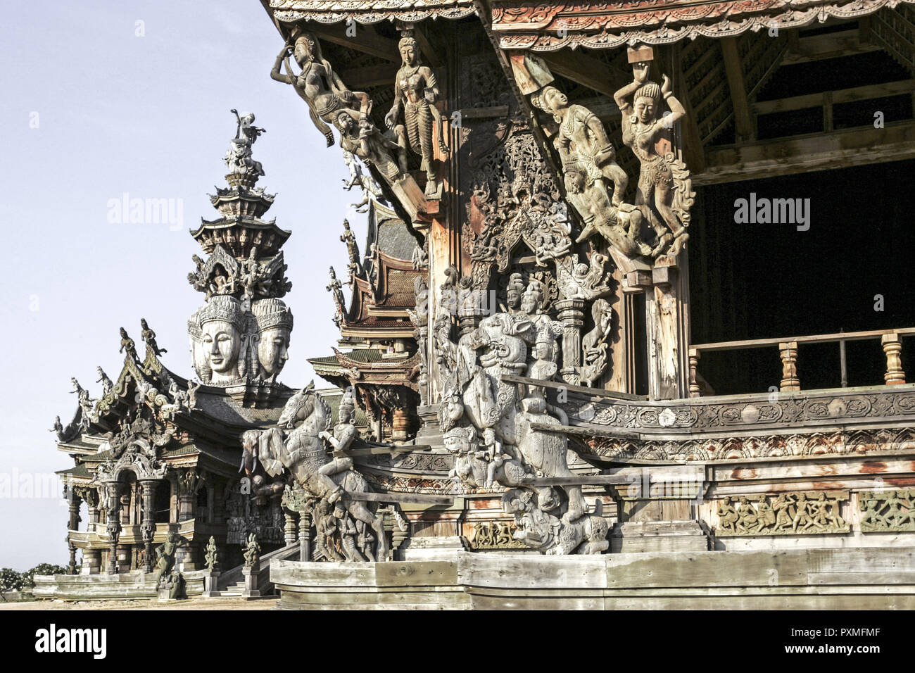 Thailand Siam Pattaya Holztempel Heiligtum der Wahrheit Tempel der Wahrheit Holz Schnitzerei Schnitzereien Kap Rachvate Detail Close-up Skulpturen Archit Stockfoto