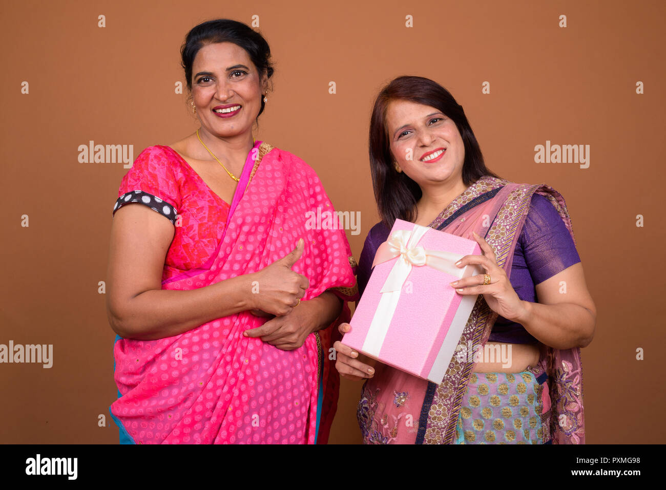 Zwei reife indische Frau, Geschenk, Kasten vorhanden Stockfoto