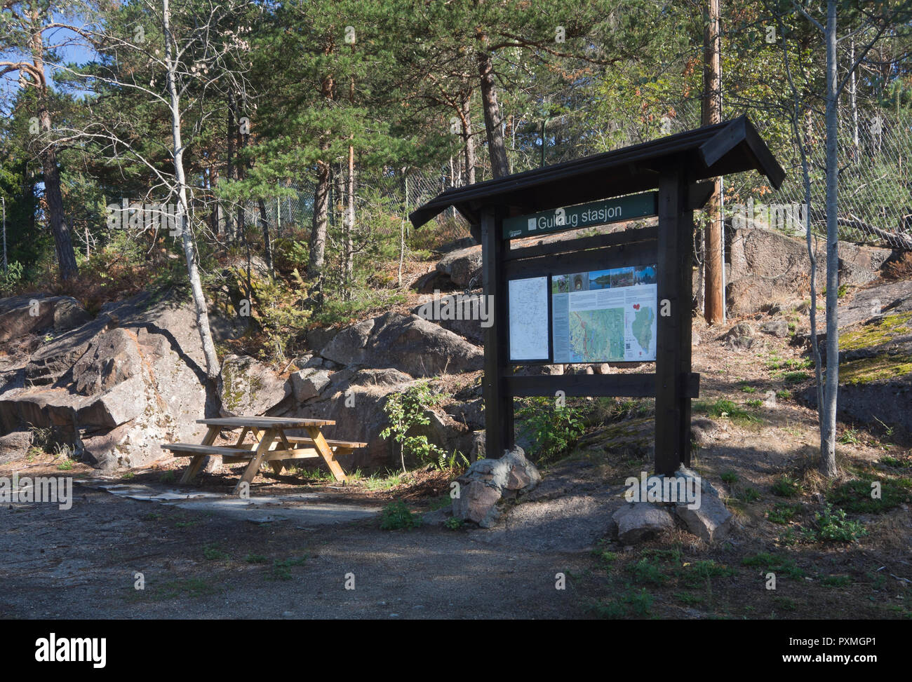 Zwischen Lierbyen Spikkestad und in der Nähe von Drammen Norwegen, der alten Bahnstrecke ist zu einem Rad- und Wanderweg umgewandelt, Rastplatz am ehemaligen Bahnhof Stockfoto